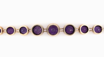 27118594b - 14 kt Gold Amethyst-Armband, um 1910-20, GG585/000 gepr., im Verlauf, rundfacett. ...
