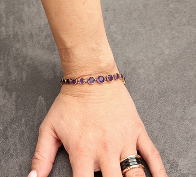 27118594d - 14 kt Gold Amethyst-Armband, um 1910-20, GG585/000 gepr., im Verlauf, rundfacett. ...