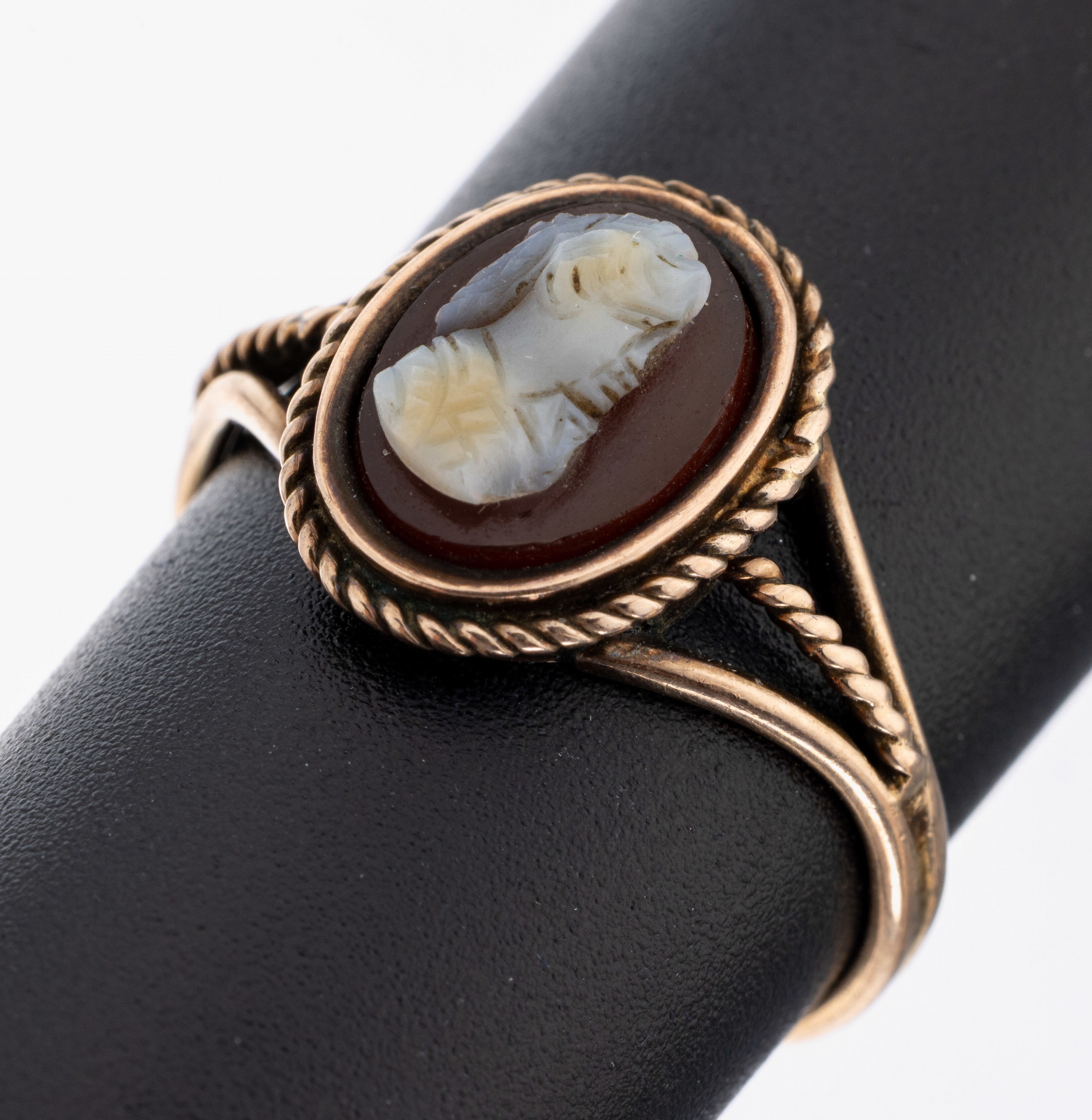 Image 27118600 - 14 kt Gold Kamee-Ring, um 1880-90, GG 585/000, ovale Lagensteinkamee, Darstellung einer ...