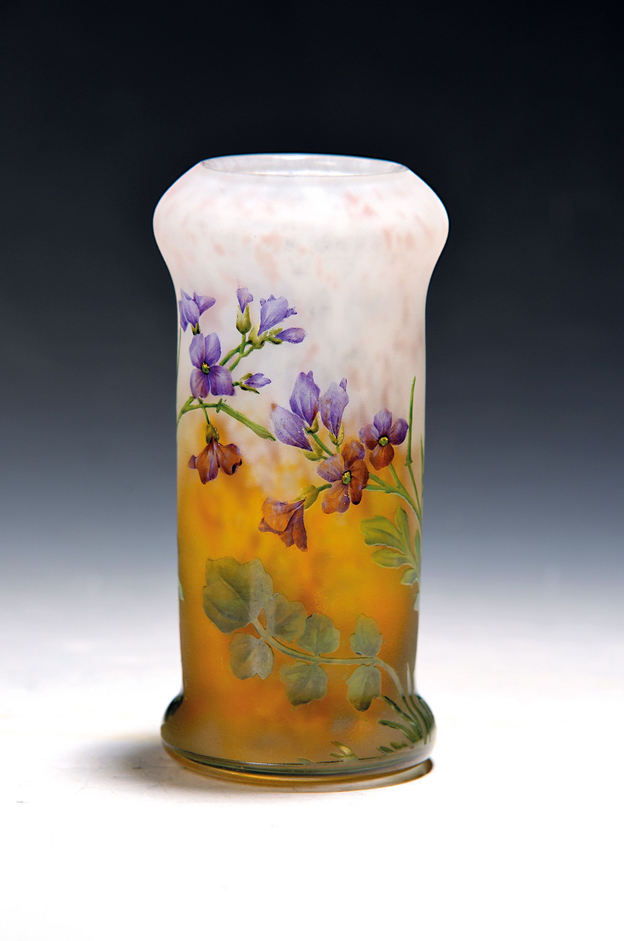 Image 27118608 - Kleine Vase, ´Violettes´, Nancy, um 1905, farbloses Glas, milchweisse, blauviolette u. ...