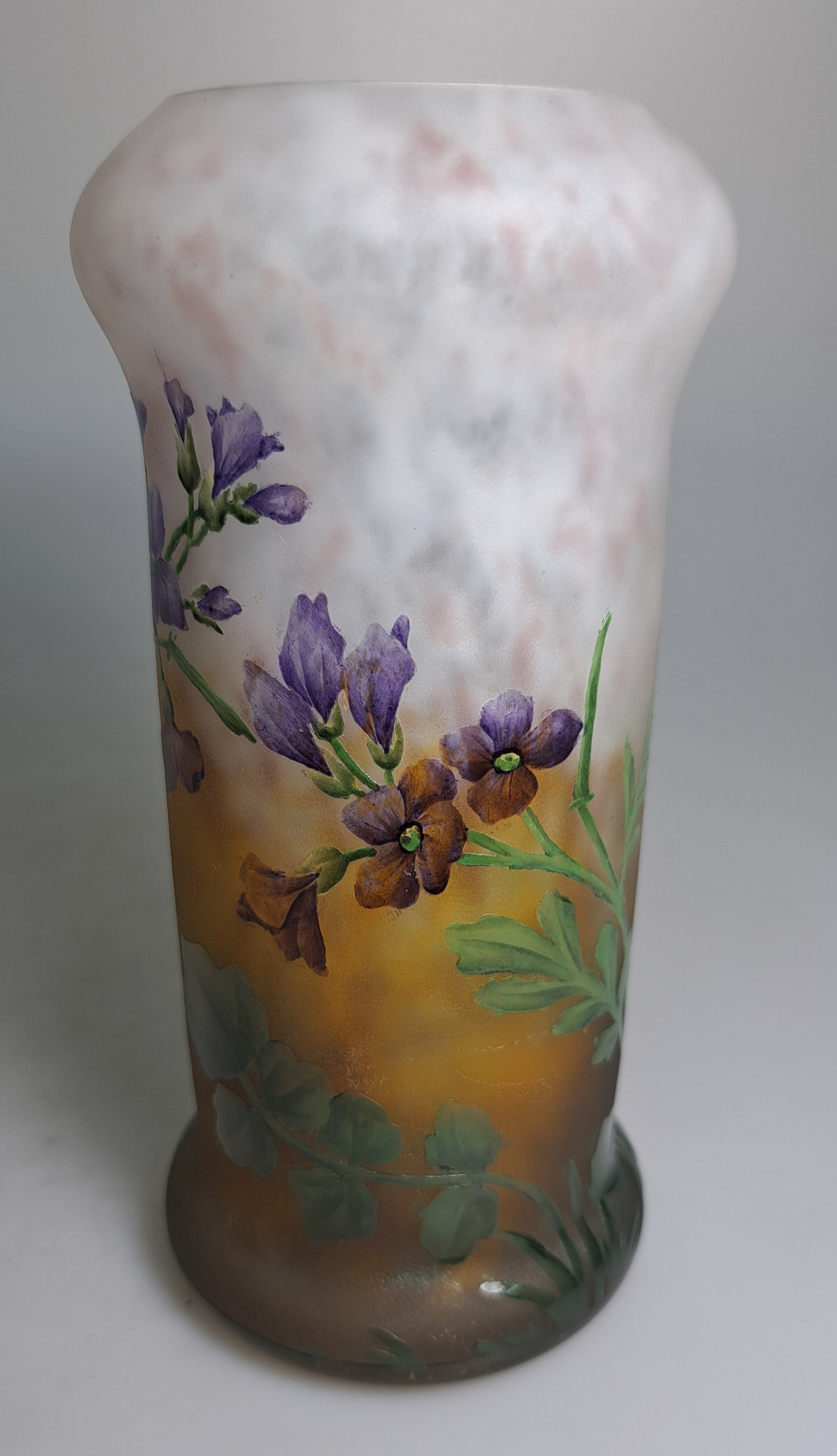 Detail a: Kleine Vase, "Violettes", Nancy, um 1905, farbloses Glas, milchweisse, blauviolette u. bernsteinfarbene Pulvereinschlüsse, umlauf. ...