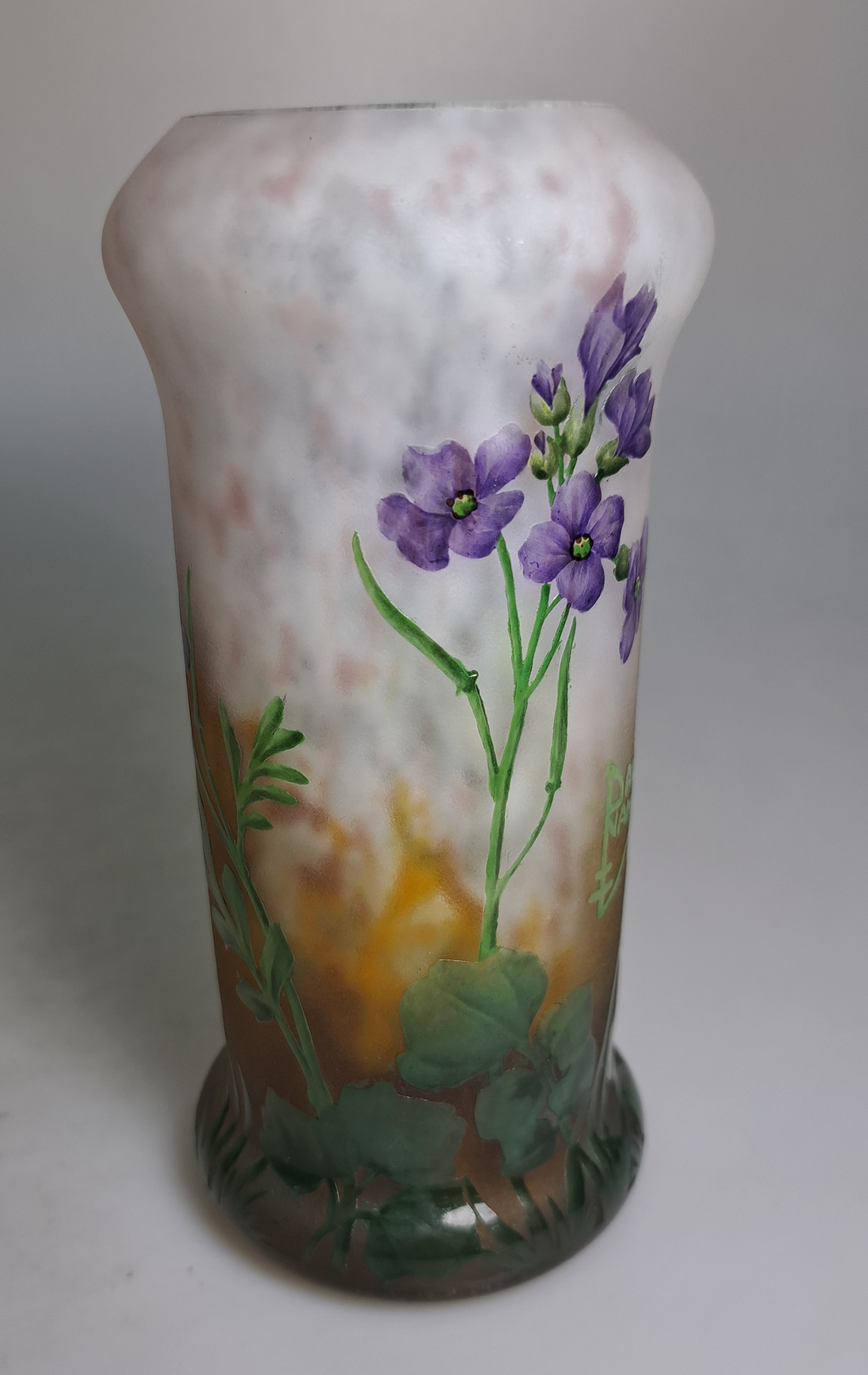 Detail b: Kleine Vase, "Violettes", Nancy, um 1905, farbloses Glas, milchweisse, blauviolette u. bernsteinfarbene Pulvereinschlüsse, umlauf. ...