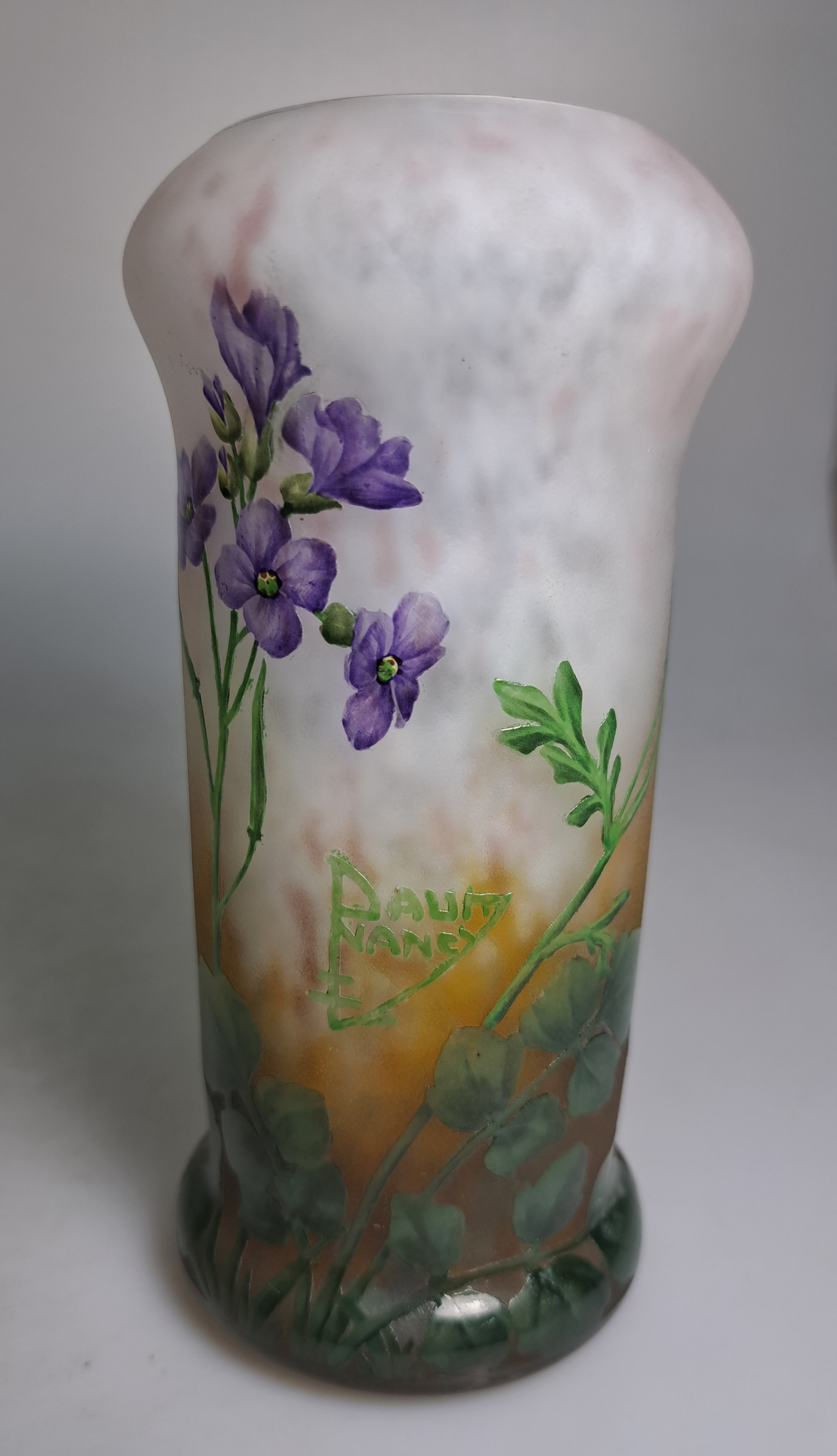 Detail c: Kleine Vase, "Violettes", Nancy, um 1905, farbloses Glas, milchweisse, blauviolette u. bernsteinfarbene Pulvereinschlüsse, umlauf. ...