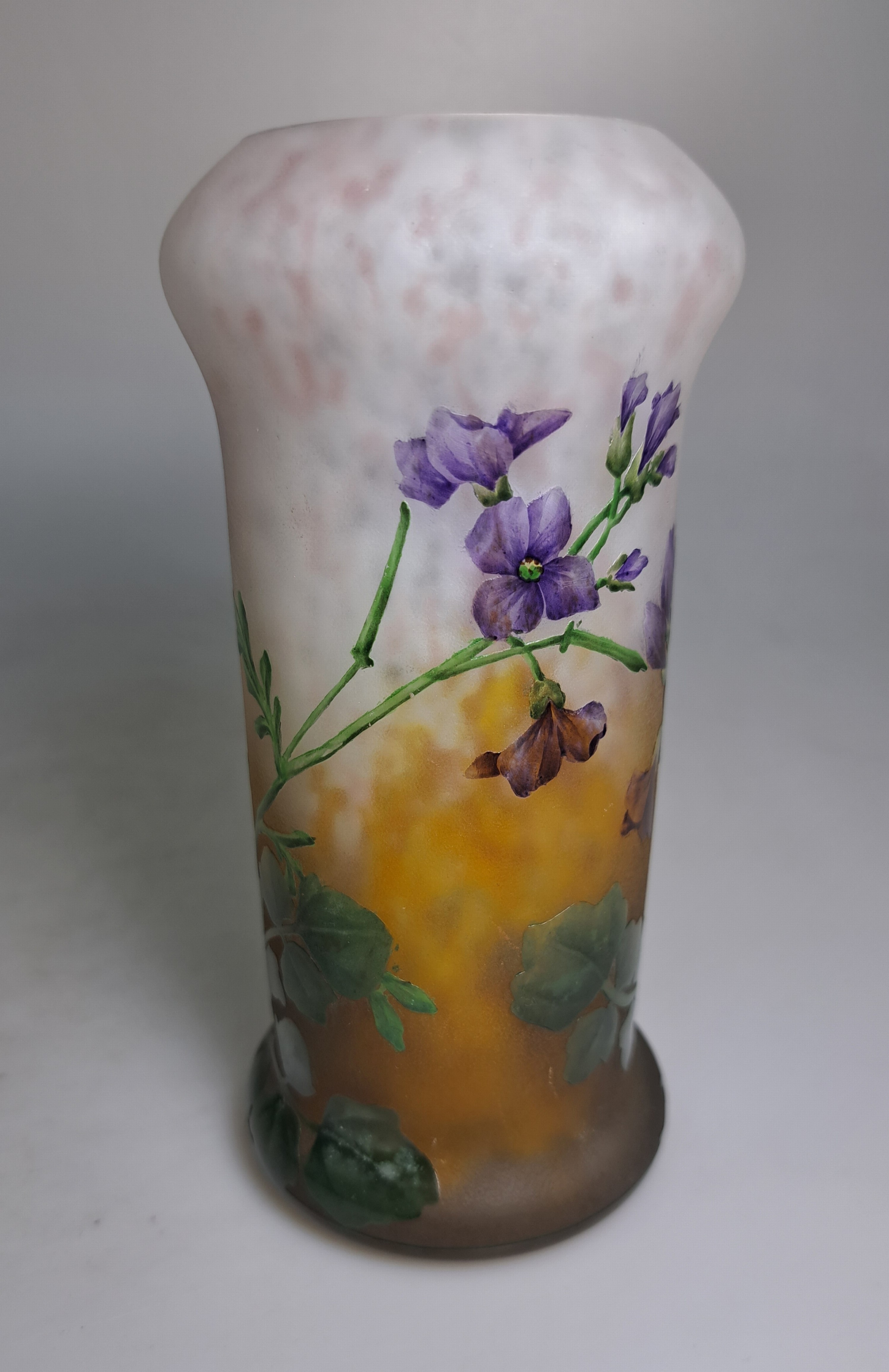 Detail d: Kleine Vase, "Violettes", Nancy, um 1905, farbloses Glas, milchweisse, blauviolette u. bernsteinfarbene Pulvereinschlüsse, umlauf. ...