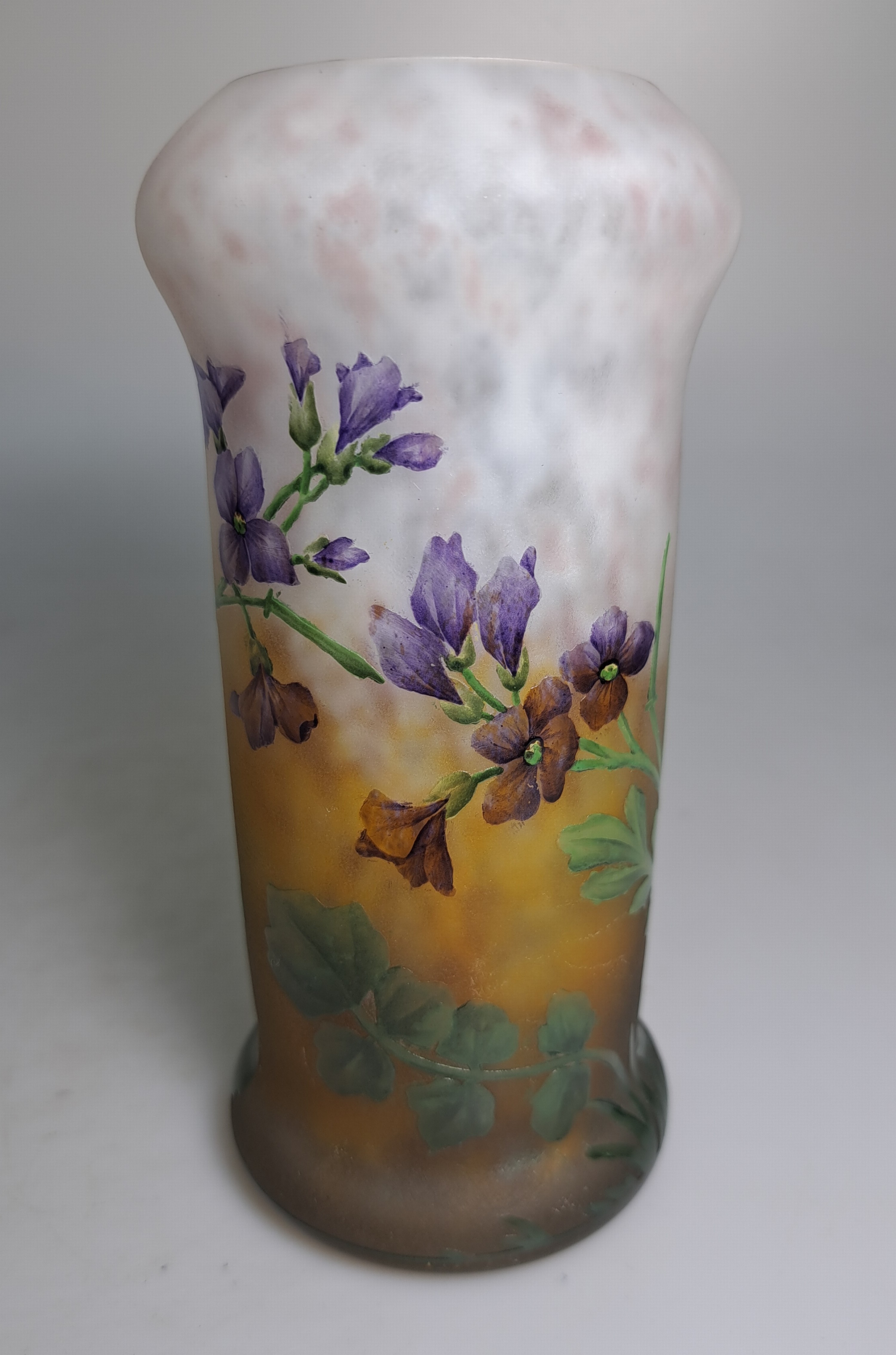 Detail e: Kleine Vase, "Violettes", Nancy, um 1905, farbloses Glas, milchweisse, blauviolette u. bernsteinfarbene Pulvereinschlüsse, umlauf. ...