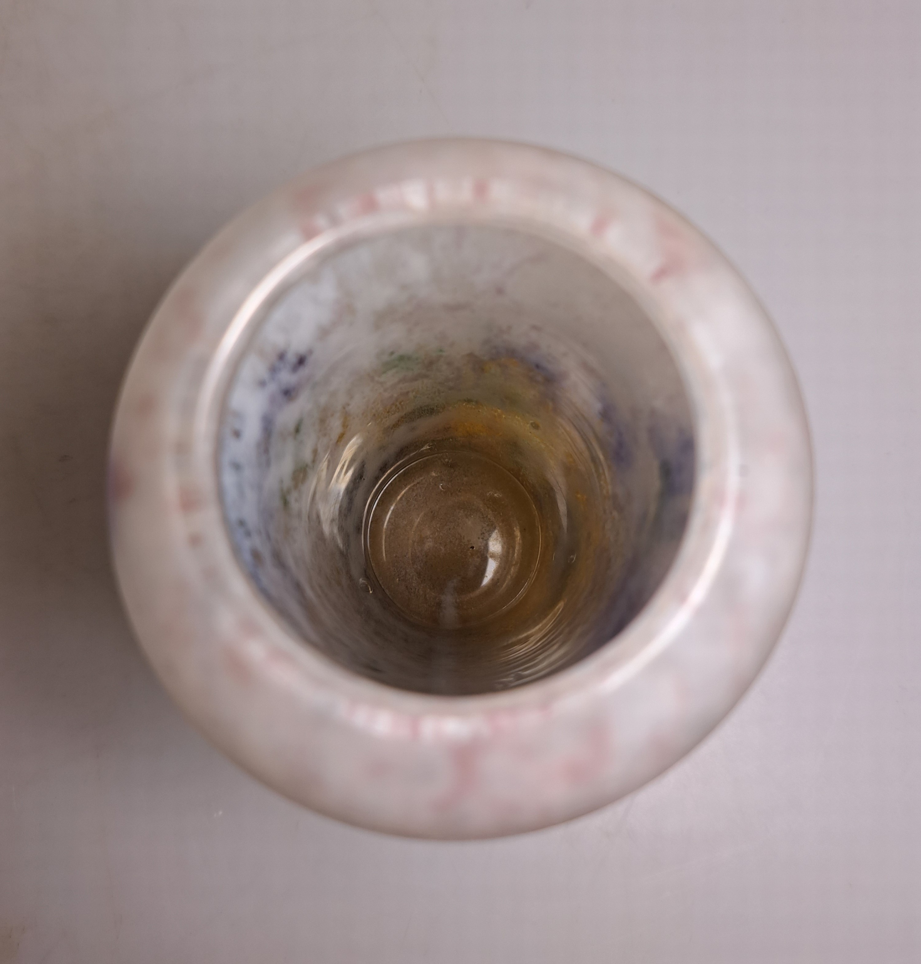 Detail g: Kleine Vase, "Violettes", Nancy, um 1905, farbloses Glas, milchweisse, blauviolette u. bernsteinfarbene Pulvereinschlüsse, umlauf. ...