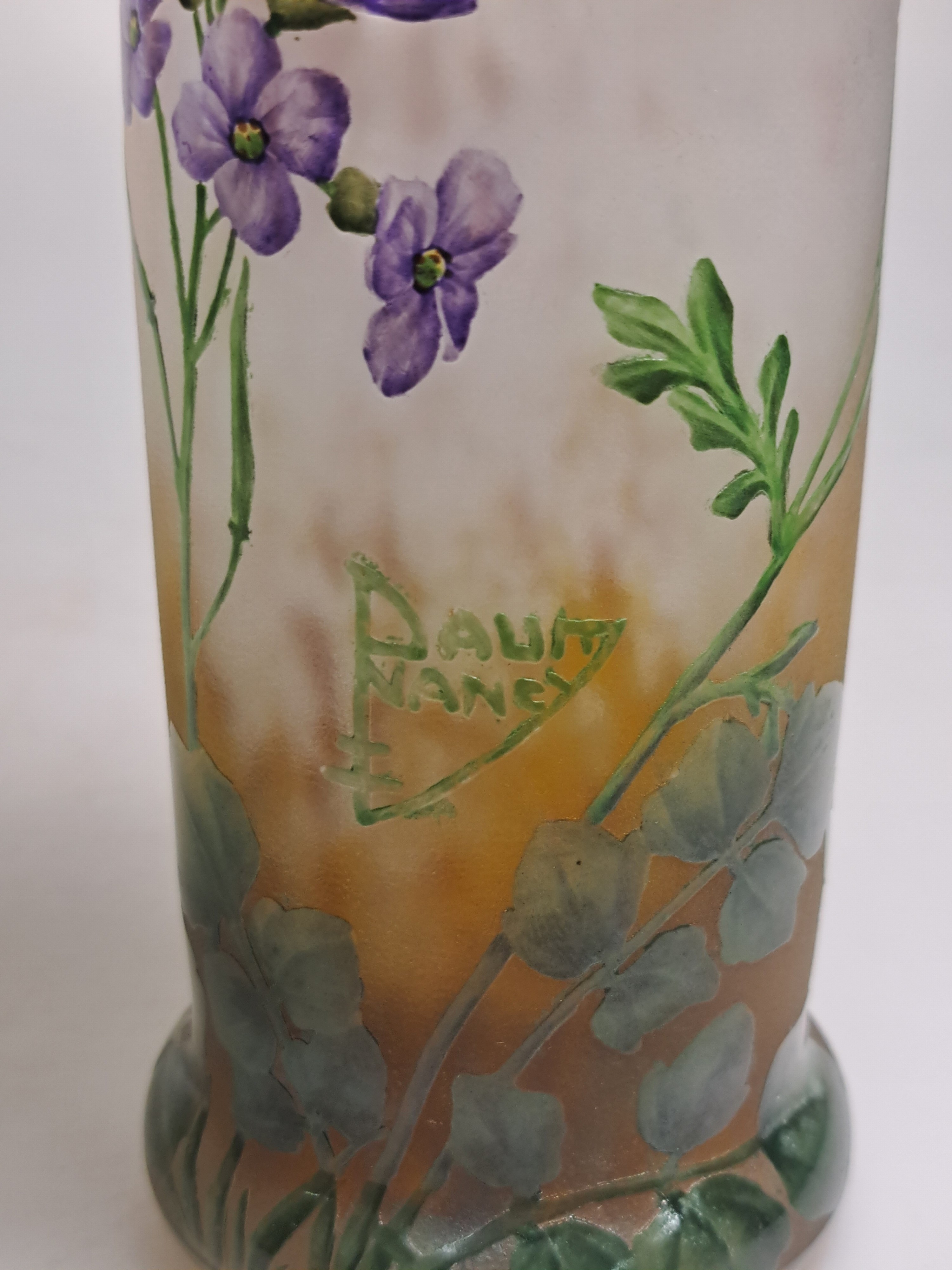 Detail h: Kleine Vase, "Violettes", Nancy, um 1905, farbloses Glas, milchweisse, blauviolette u. bernsteinfarbene Pulvereinschlüsse, umlauf. ...