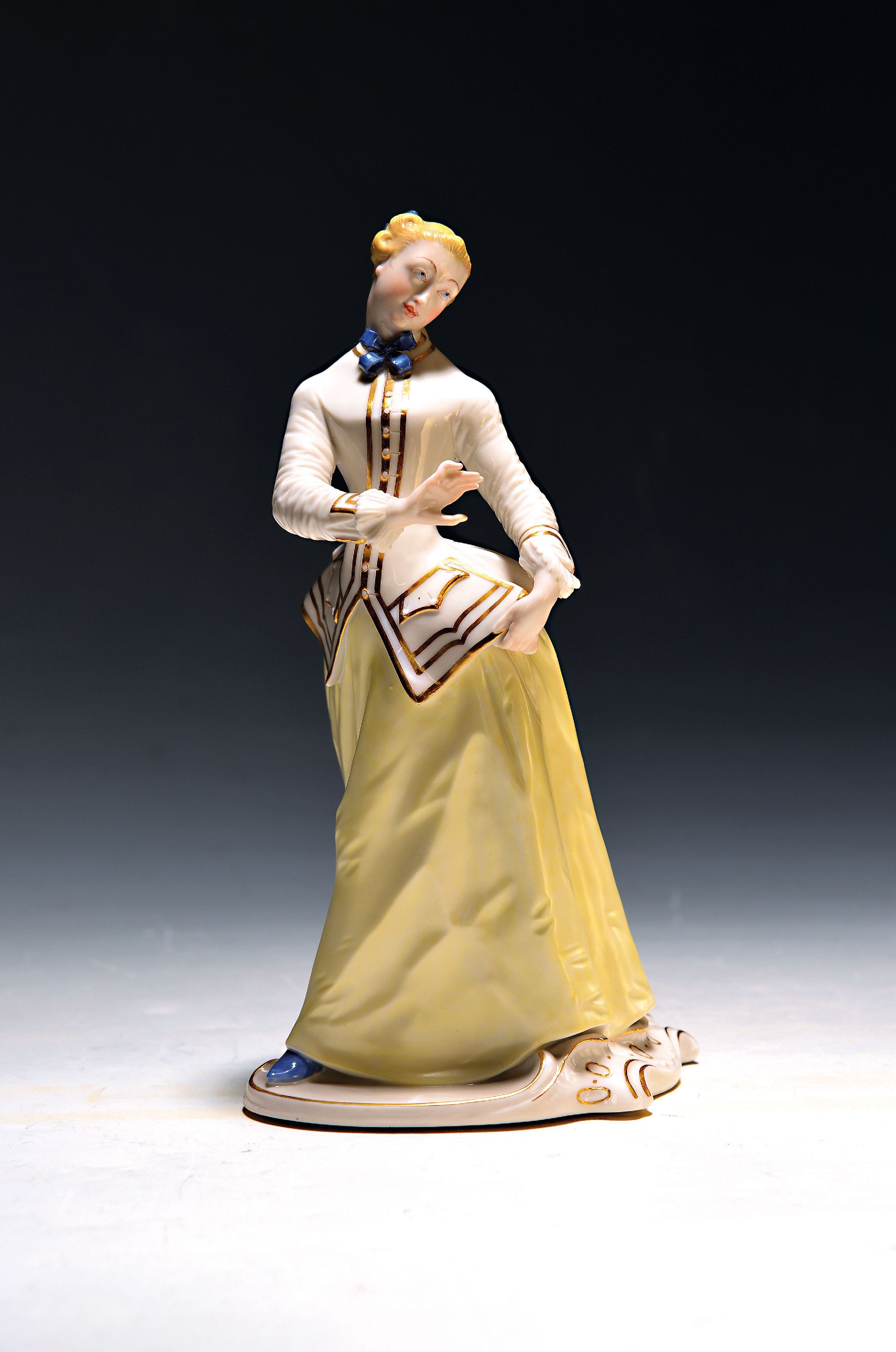 Image 27118621 - Porzellanfigur, ´Julia´ aus der Comedia dell´ Arte, Nymphenburg, 20. Jh., nach dem Entw. ...