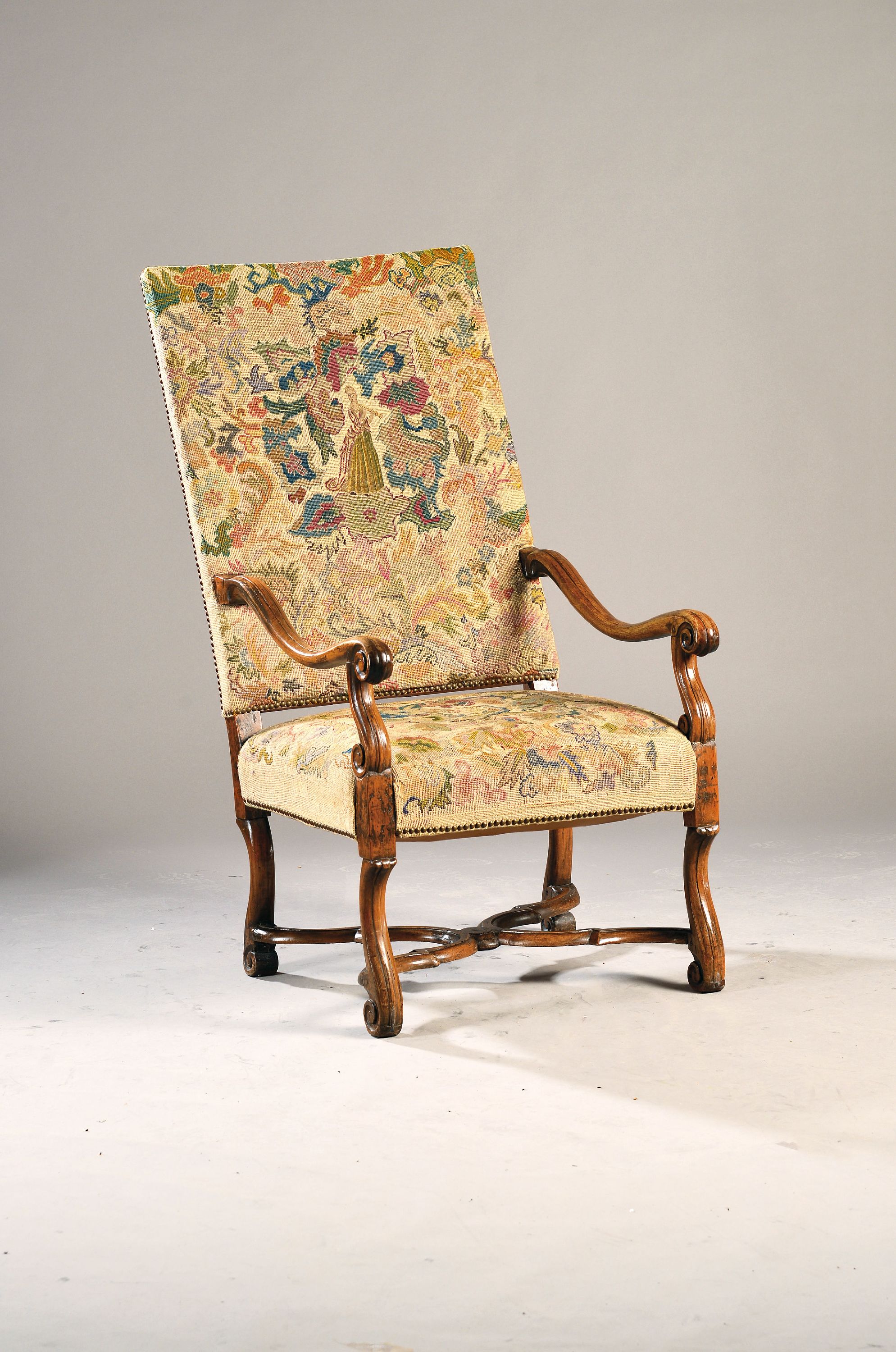 Image 27118644 - Sessel, um 1830, Nußbaum massiv, gepolstert und bezogen, volutenförmige Armlehnen, ...