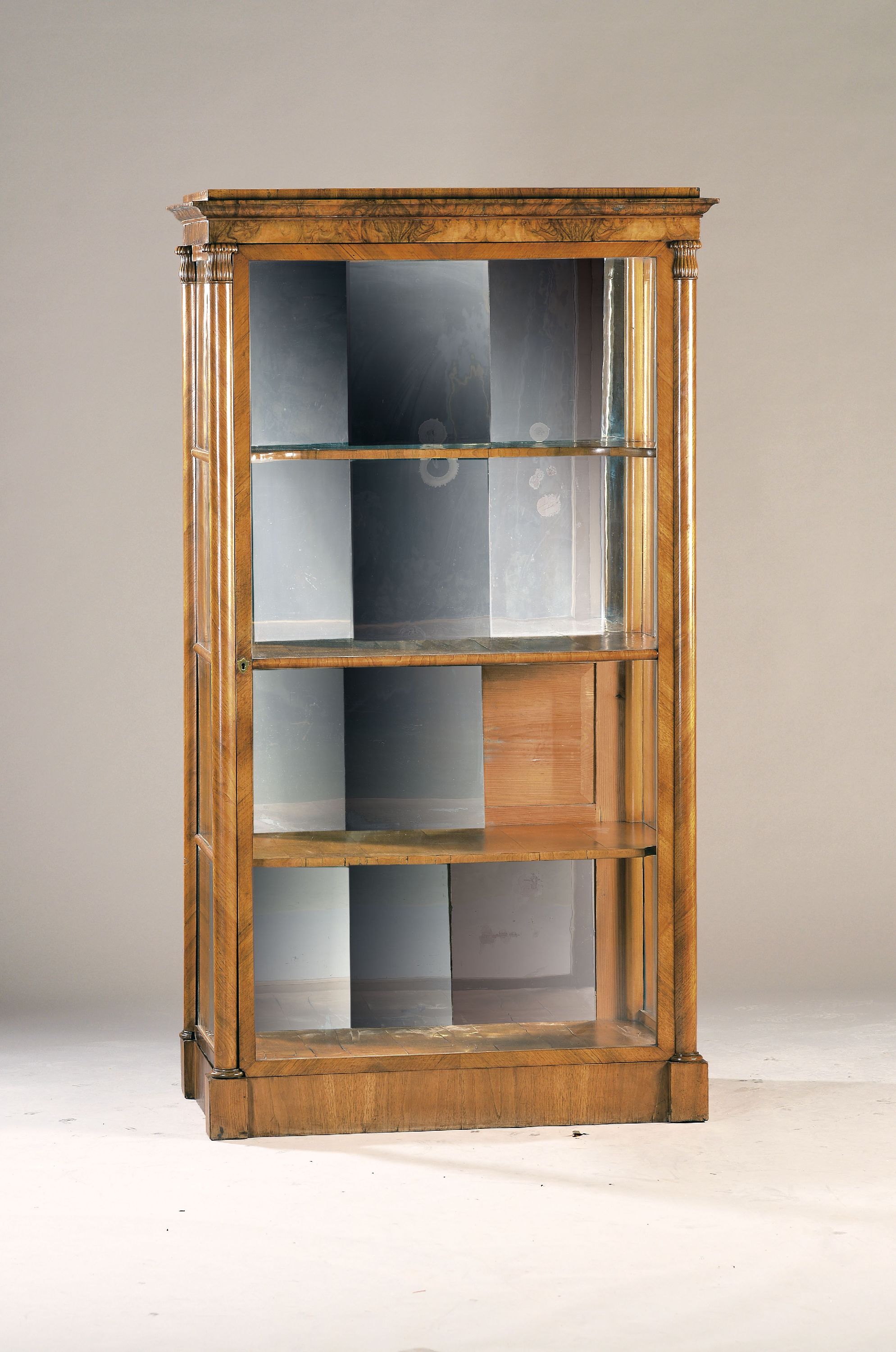 Image 27118646 - Vitrine, um 1820, Biedermeier, Nußbaumfurnier dreiseitig verglast, innen Rückwand ...