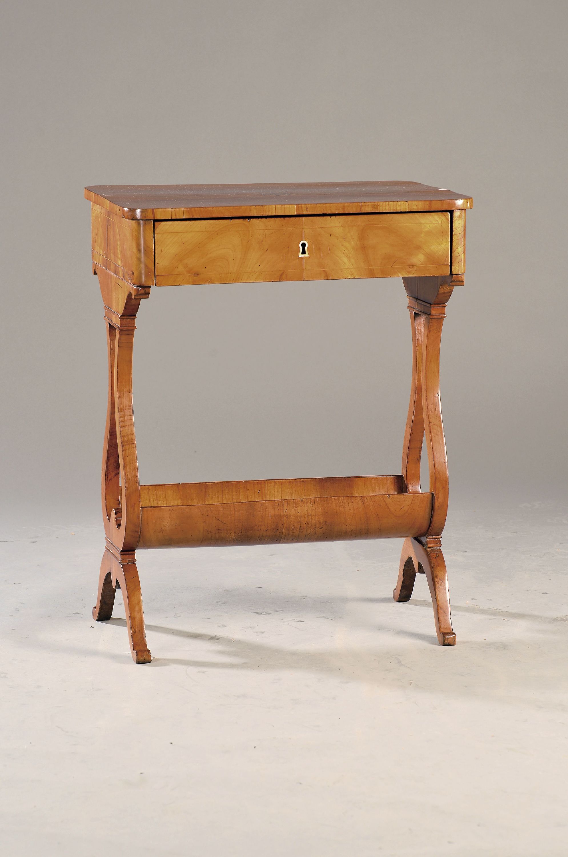Image 27118647 - Nähtisch, um 1830, Kirschbaumfurnier, Seiten in Lyraform, eine Schublade, ...