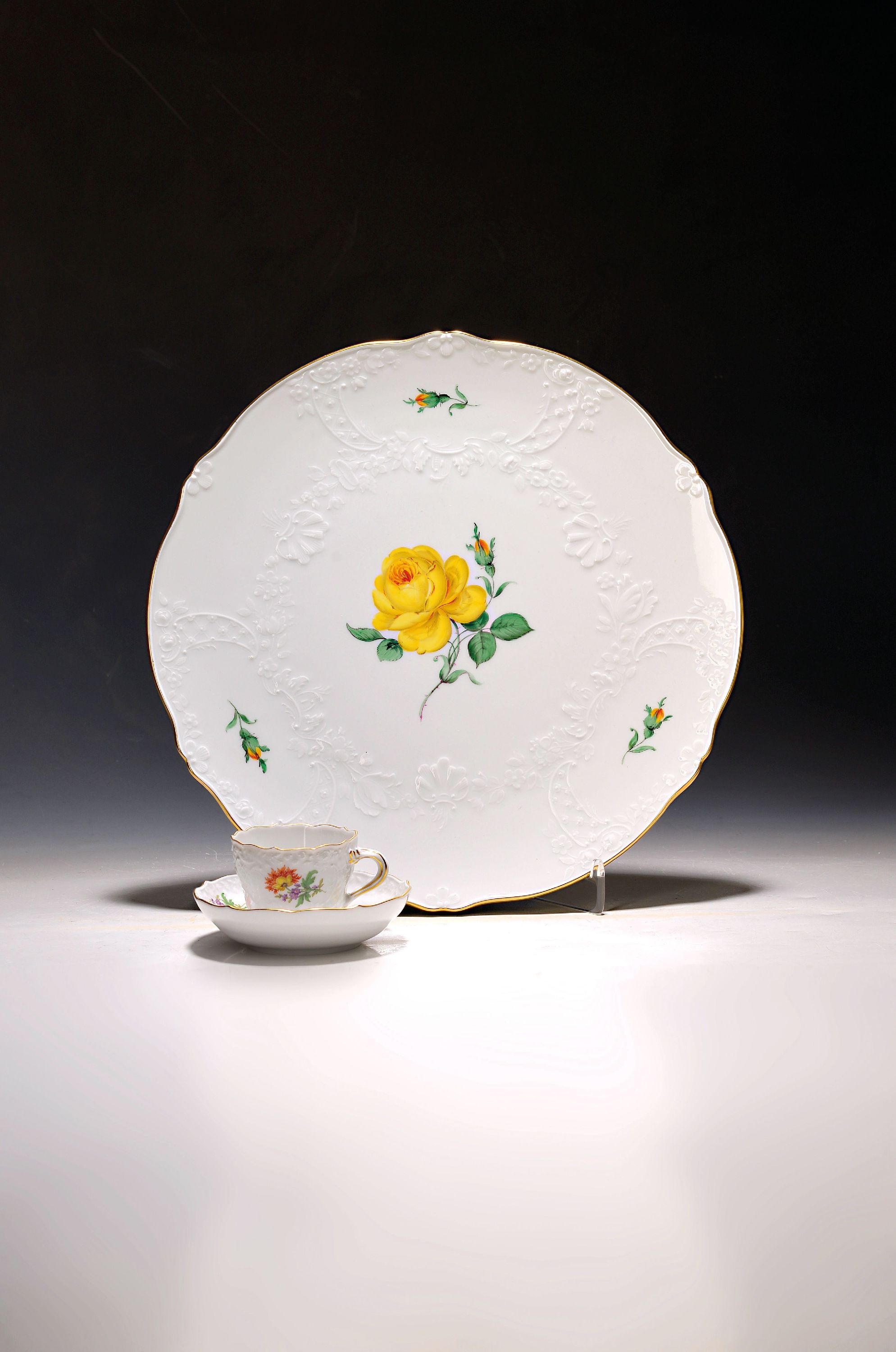 Image 27118681 - Tortenplatte und Mokkatasse mit Untertasse, Meissen, 2.H.20.Jh., Form Neu Marseille, 2. ...