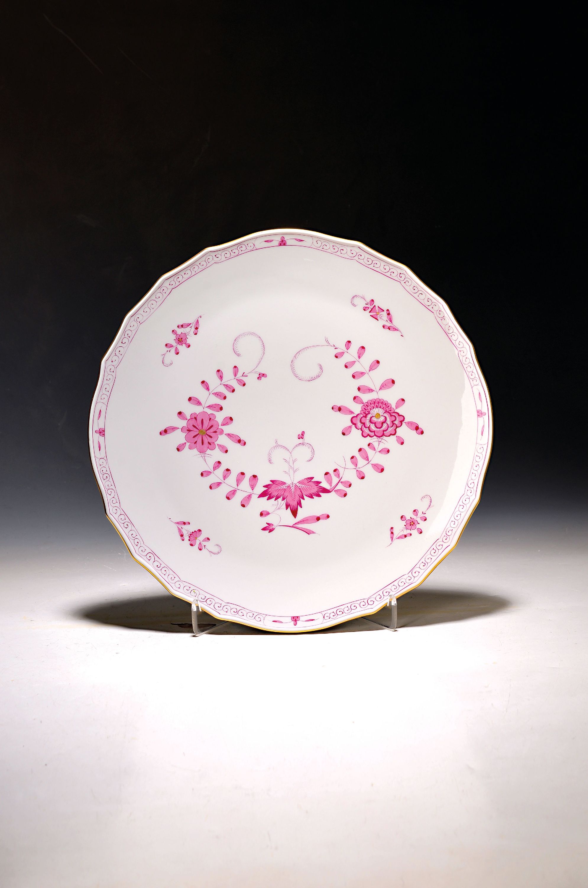 Image 27118683 - Tortenplatte Meissen, 2.H.20.Jh., indisch purpur, goldschattiert, Goldrand, D.ca. 34 cm