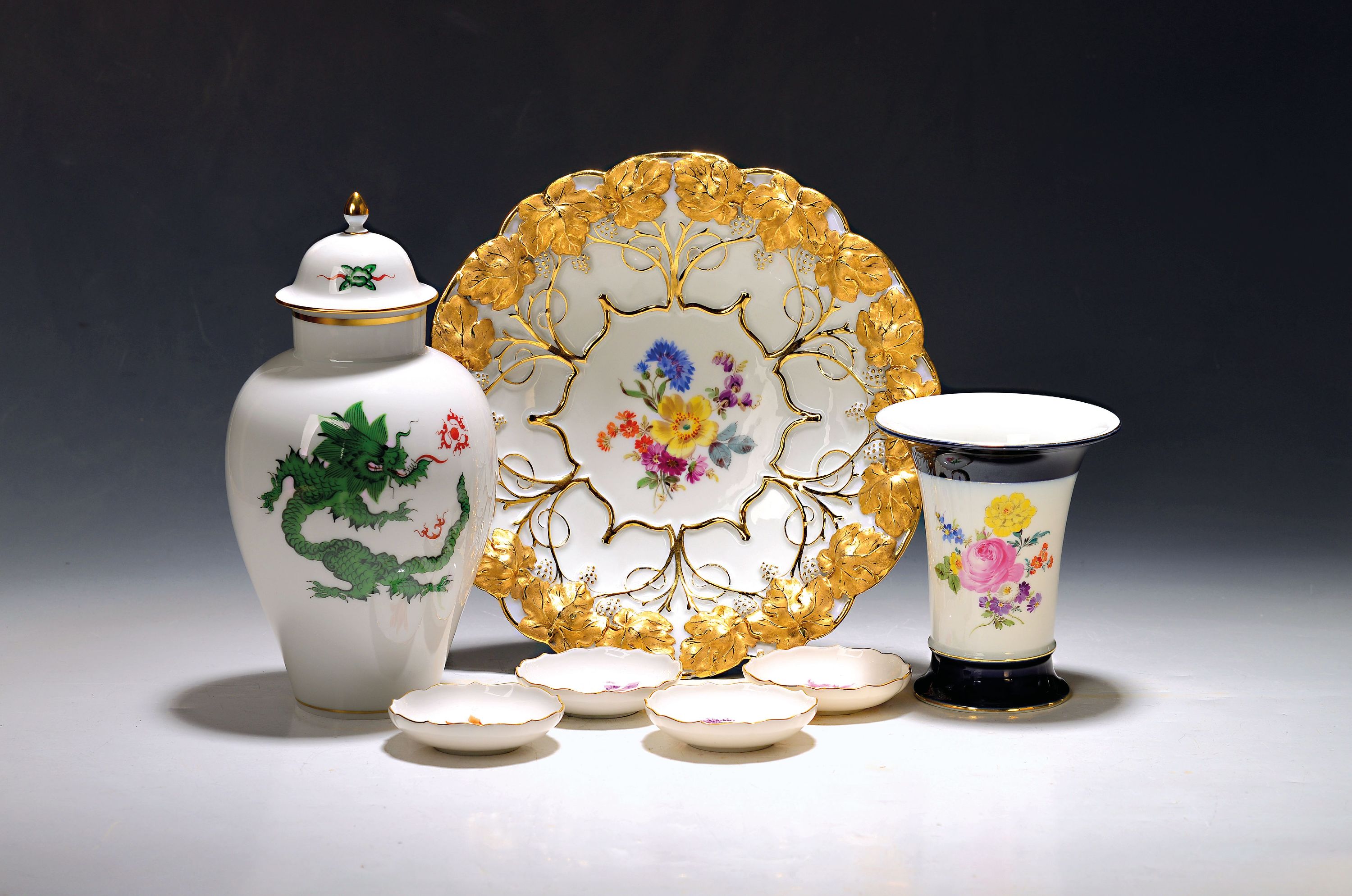 Image 27118688 - Lot aus 7 Teilen Meissen-Porzellan, 1.Wahl: Deckelvase grüner koreanischer Löwe, H. ...