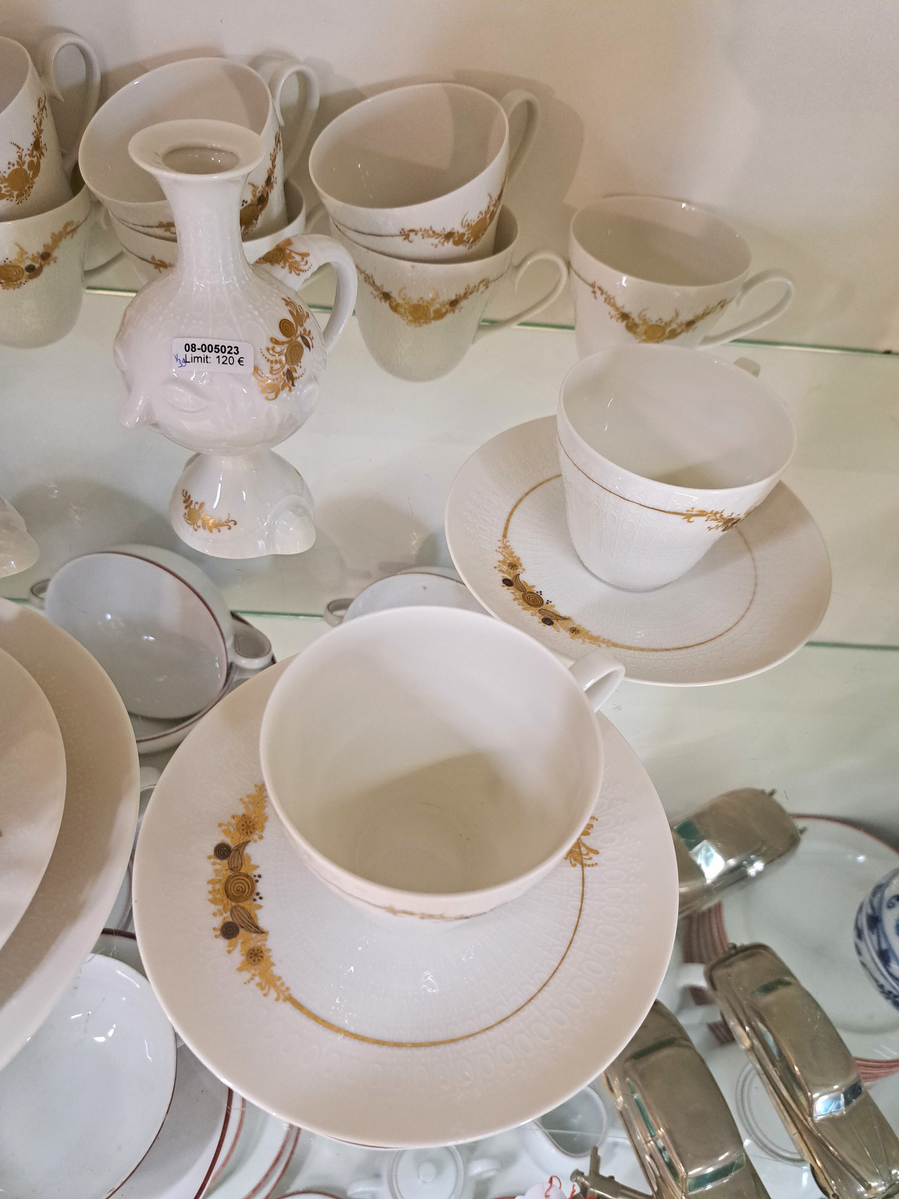 Detail a: 12 Kaffeegedecke, Rosenthal, Romanze in Dur, 20.Jh., 12 Kaffeetassen mit Untertassen, 13 Kuchenteller D.ca. 19 cm, Entw. Björn Wiinblad; dazu 2 ...