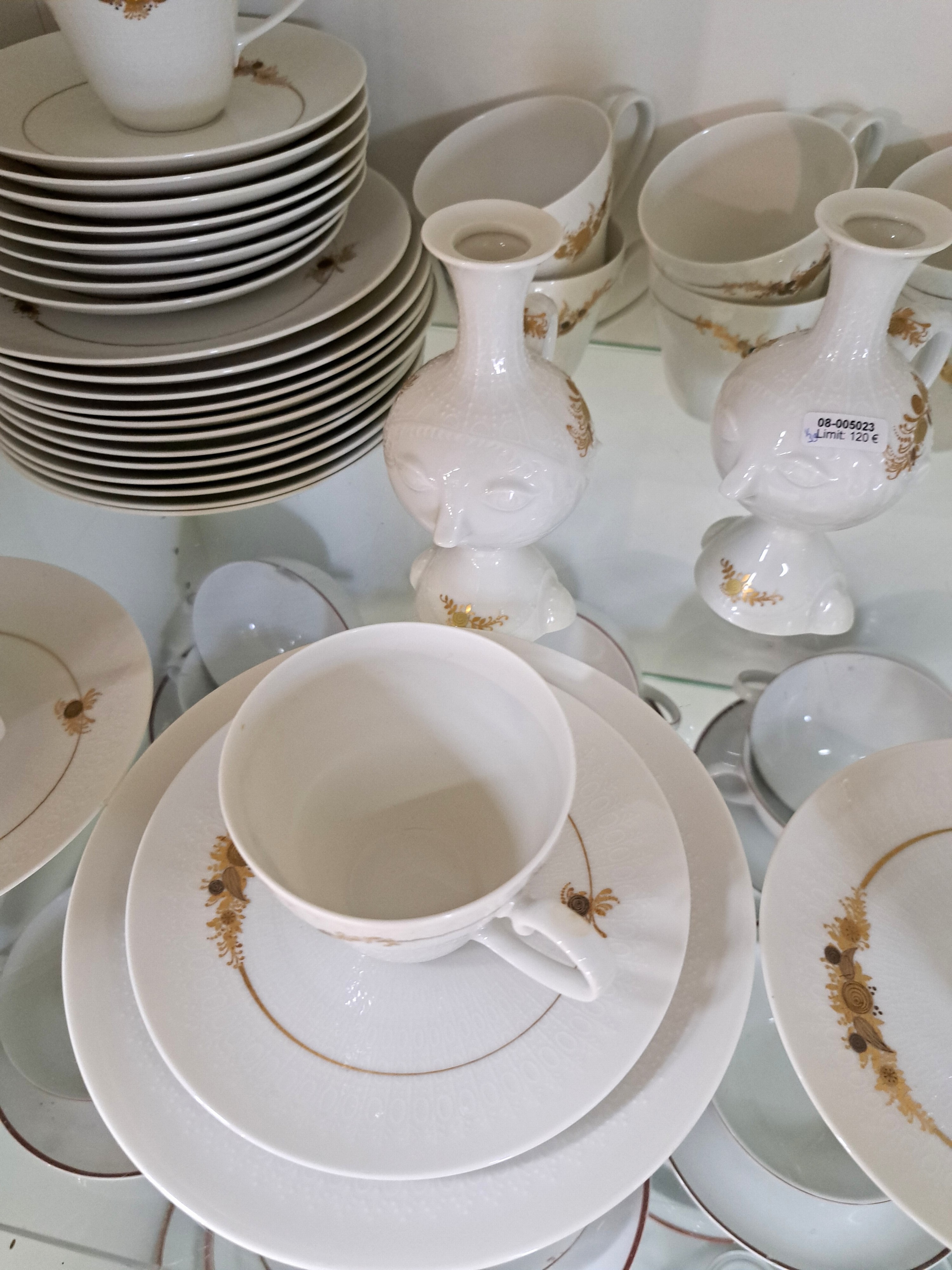 Detail b: 12 Kaffeegedecke, Rosenthal, Romanze in Dur, 20.Jh., 12 Kaffeetassen mit Untertassen, 13 Kuchenteller D.ca. 19 cm, Entw. Björn Wiinblad; dazu 2 ...
