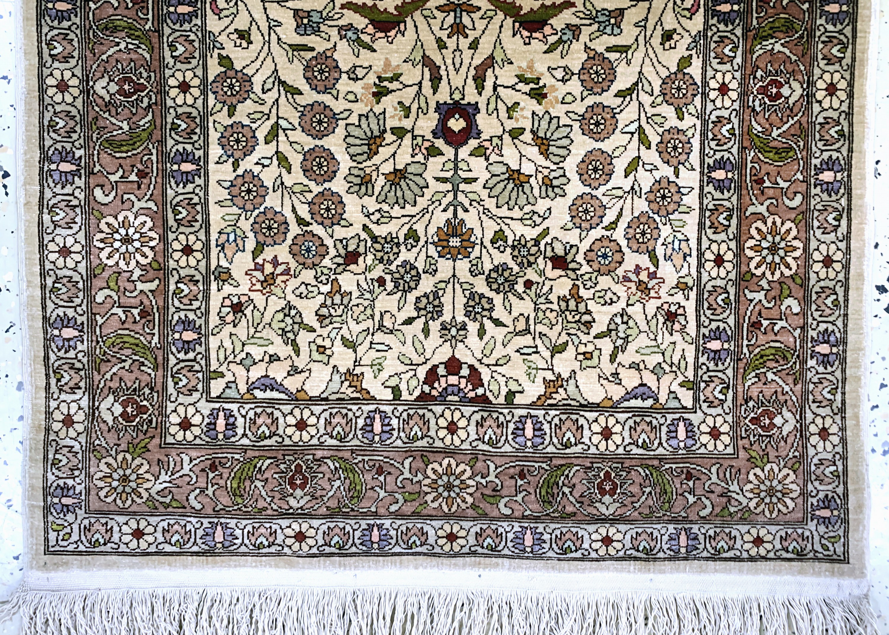Detail b: Hereke Seide signiert, Türkei, Mitte 20.Jhd, reine Naturseide, ca. 85 x 56 cm, EHZ:1-2