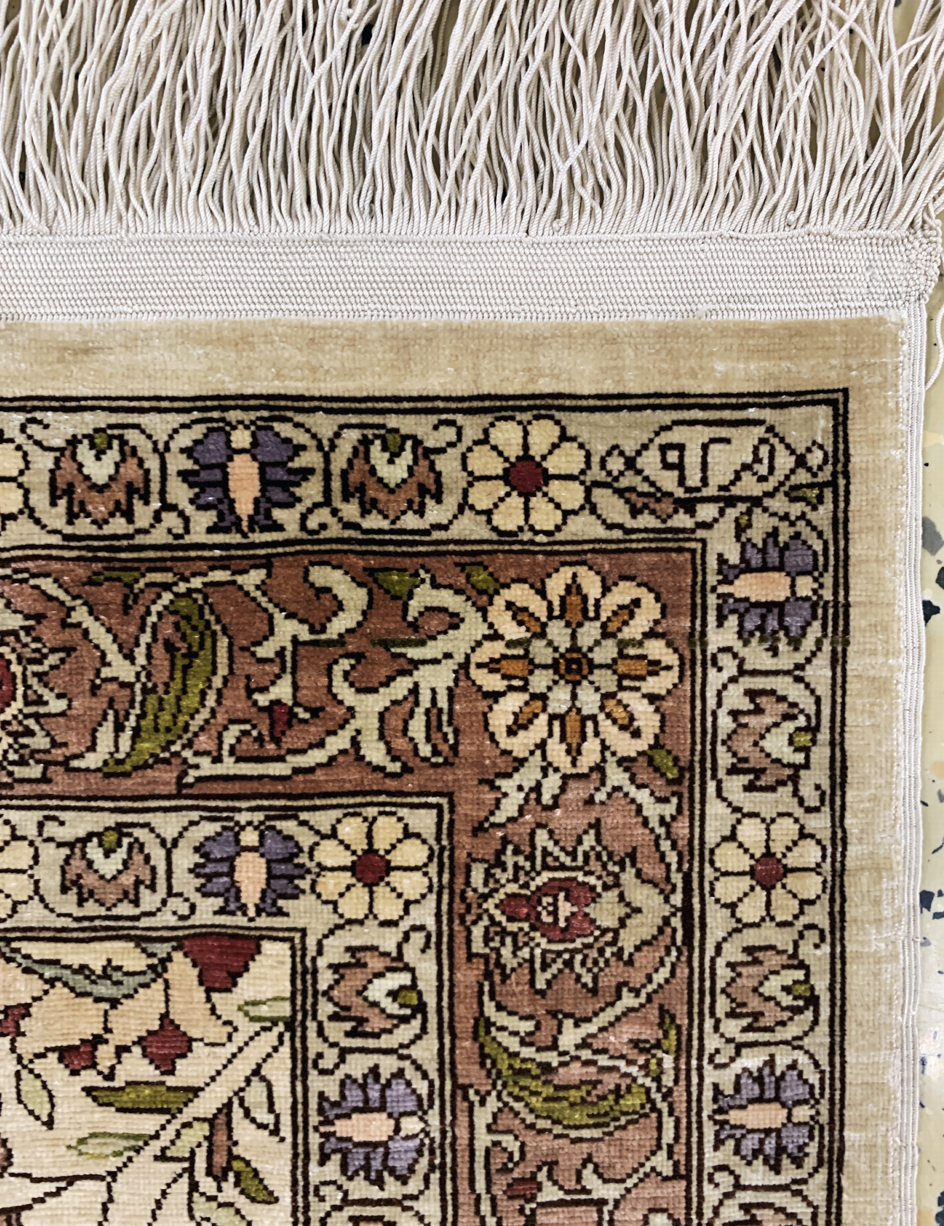 Detail c: Hereke Seide signiert, Türkei, Mitte 20.Jhd, reine Naturseide, ca. 85 x 56 cm, EHZ:1-2