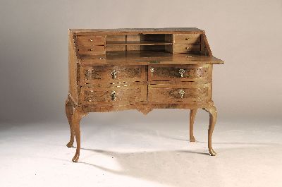 Image Schrägklappensekretär, um 1760, Nußbaumfurnier, Unterbau mit 2 Schubladen, hinter ...