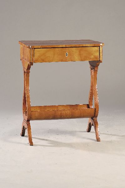 Image Nähtisch, um 1830, Kirschbaumfurnier, Seiten in Lyraform, eine Schublade, ...