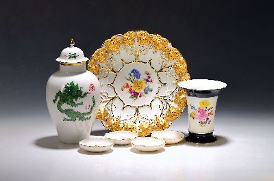 Image Lot of 7 pieces of Meissen porcelain, 1st choice: lidded vase with green Korean lion, ...
