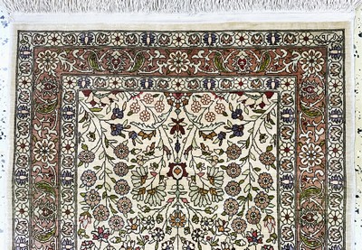 27118695a - Hereke Seide signiert, Türkei, Mitte 20.Jhd, reine Naturseide, ca. 85 x 56 cm, EHZ:1-2 ...