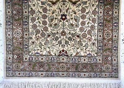 27118695b - Hereke Seide signiert, Türkei, Mitte 20.Jhd, reine Naturseide, ca. 85 x 56 cm, EHZ:1-2 ...