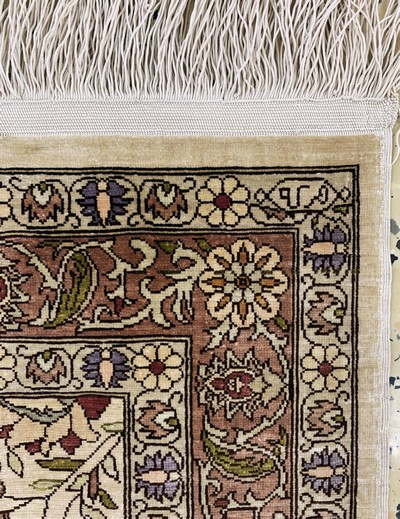 27118695c - Hereke Seide signiert, Türkei, Mitte 20.Jhd, reine Naturseide, ca. 85 x 56 cm, EHZ:1-2 ...