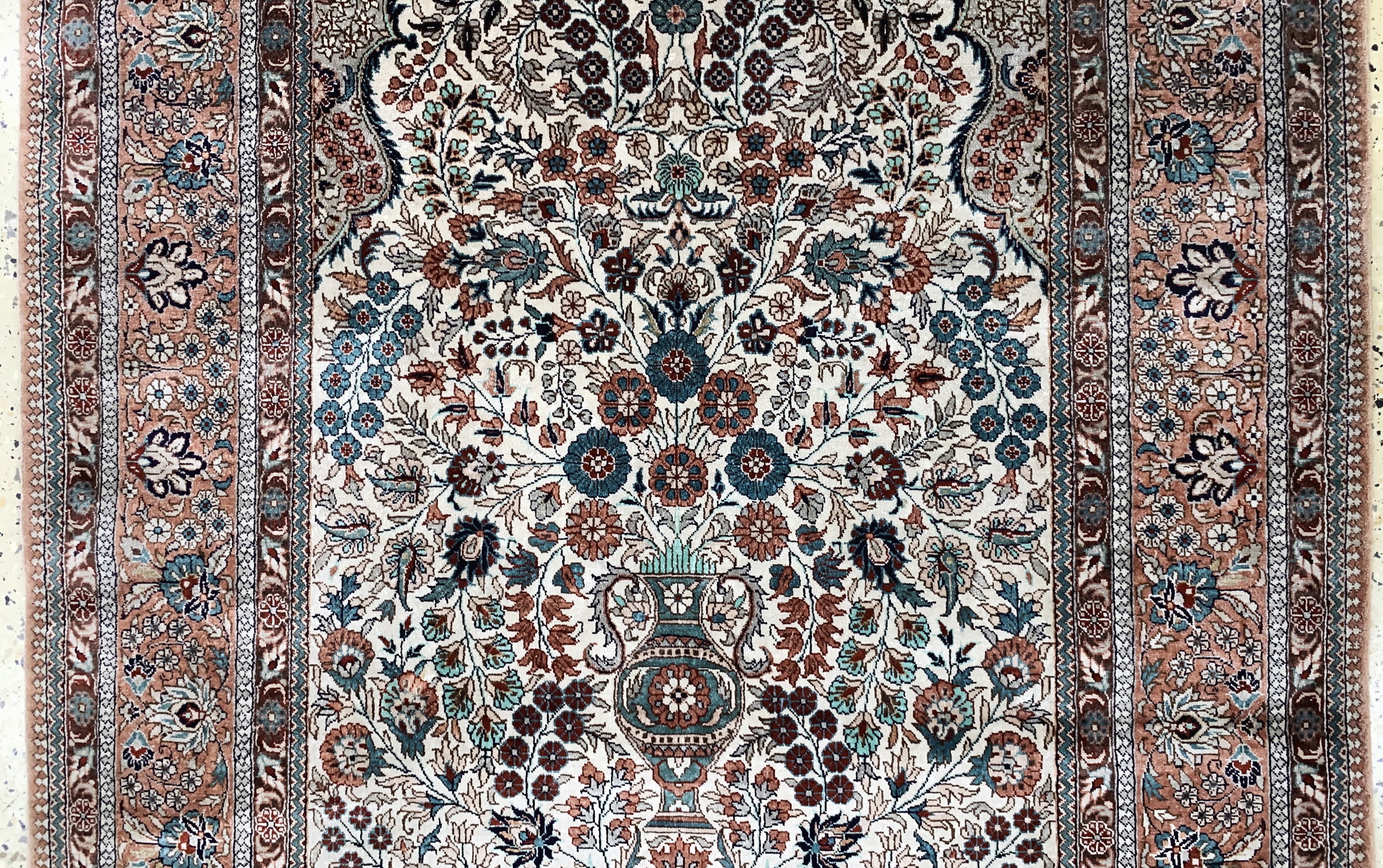 Detail e: Hereke Seide, China, Ende 20.Jhd, reine Naturseide, ca. 185 x 120 cm, EHZ: 2