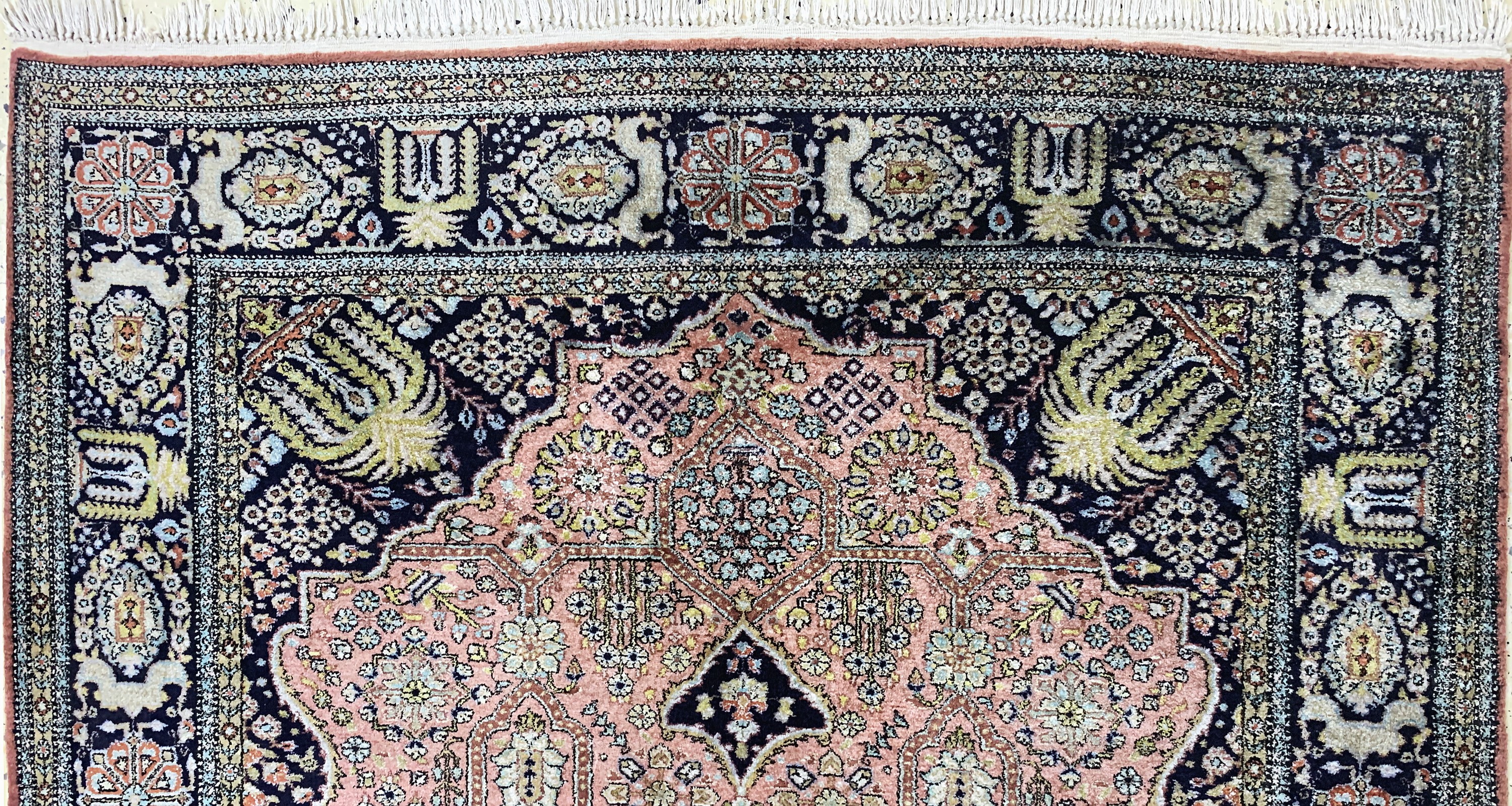 Detail c: Ghom Seide, Persien, Mitte 20.Jhd, reine Naturseide, ca. 210 x 140 cm, EHZ: 2