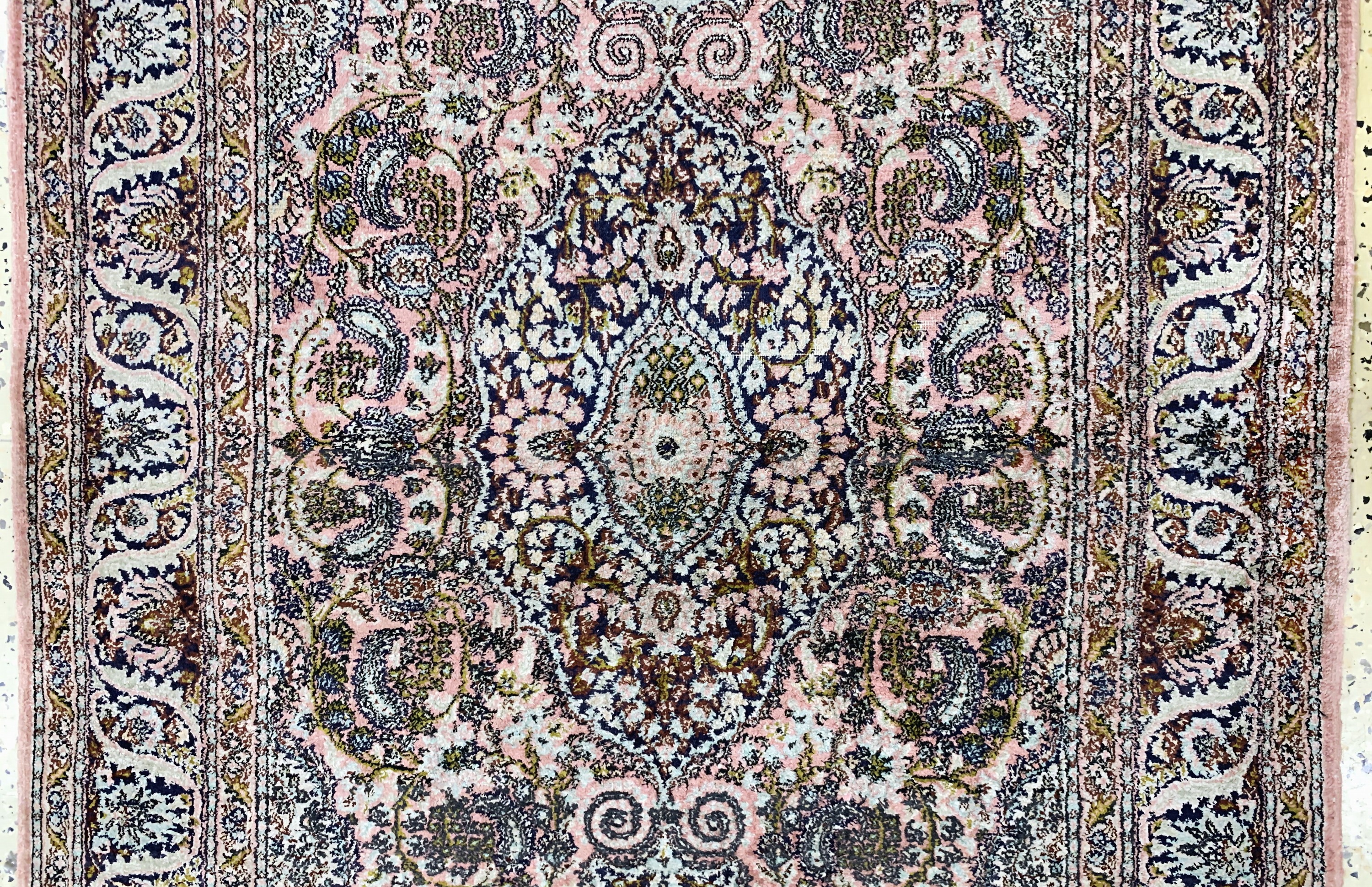 Detail b: Hereke Seide, China, Ende 20.Jhd, reine Naturseide, ca. 155 x 90 cm, Reinigungsbedürftig, EHZ: 2