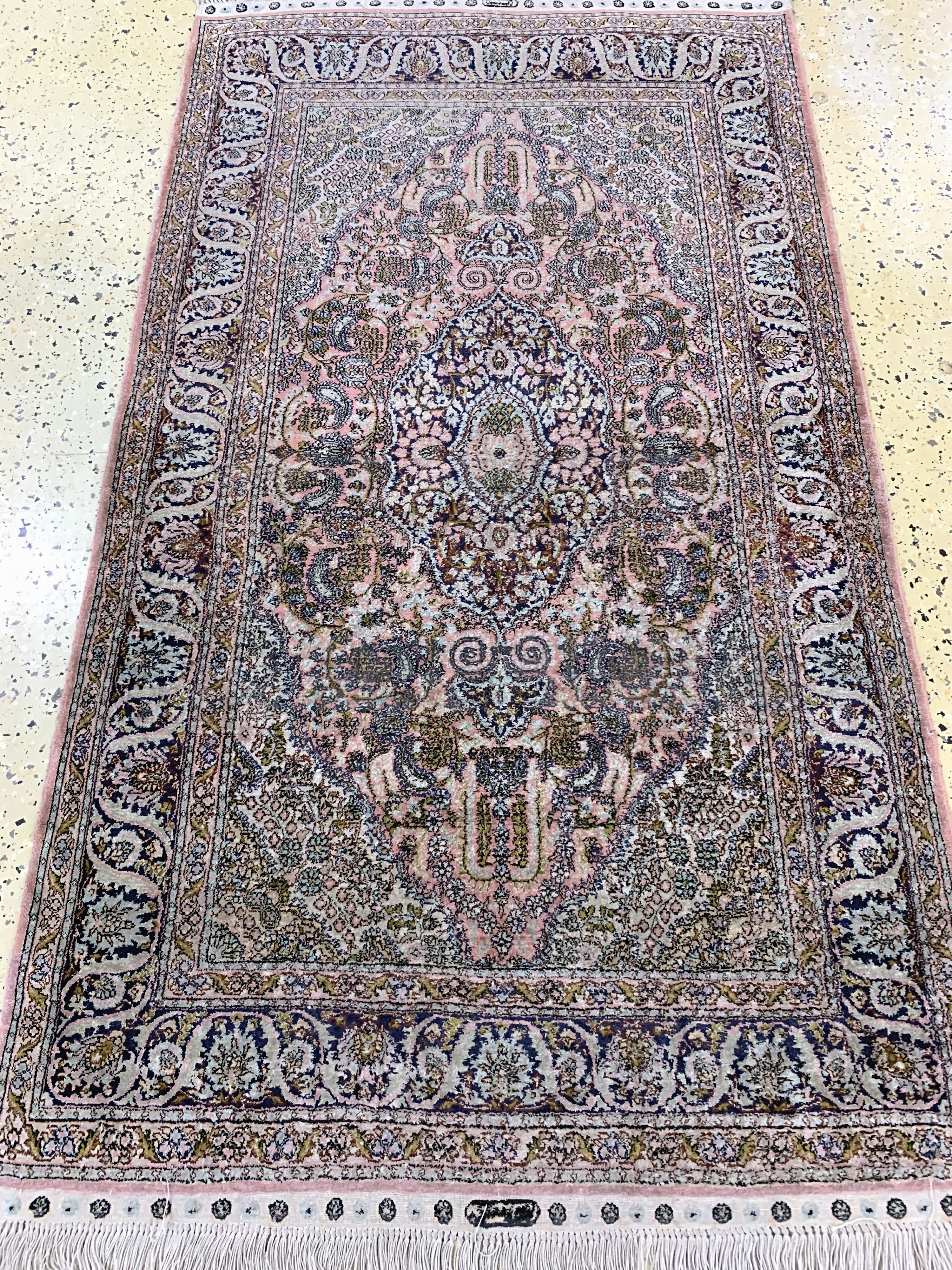 Detail d: Hereke Seide, China, Ende 20.Jhd, reine Naturseide, ca. 155 x 90 cm, Reinigungsbedürftig, EHZ: 2