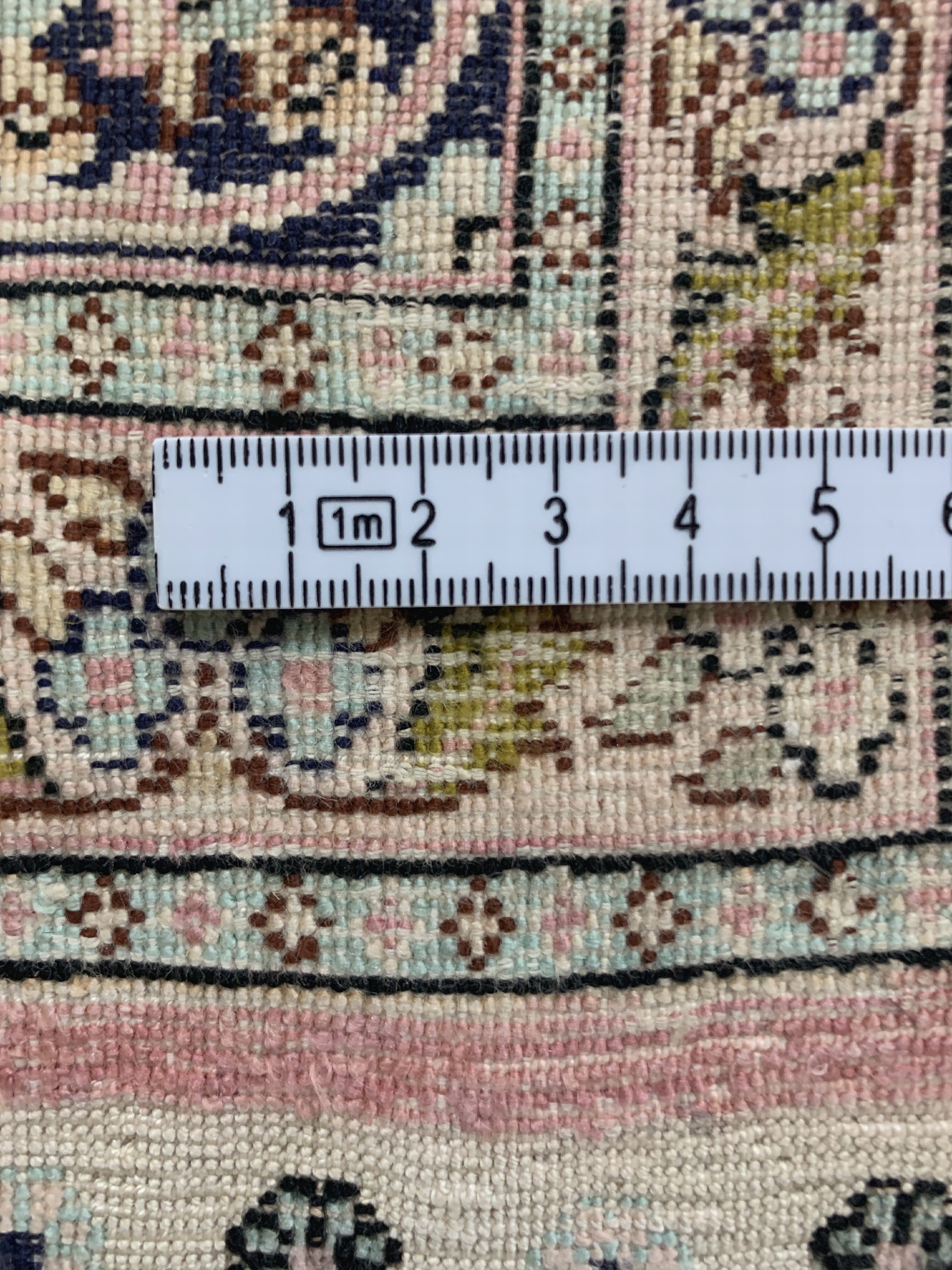 Detail e: Hereke Seide, China, Ende 20.Jhd, reine Naturseide, ca. 155 x 90 cm, Reinigungsbedürftig, EHZ: 2