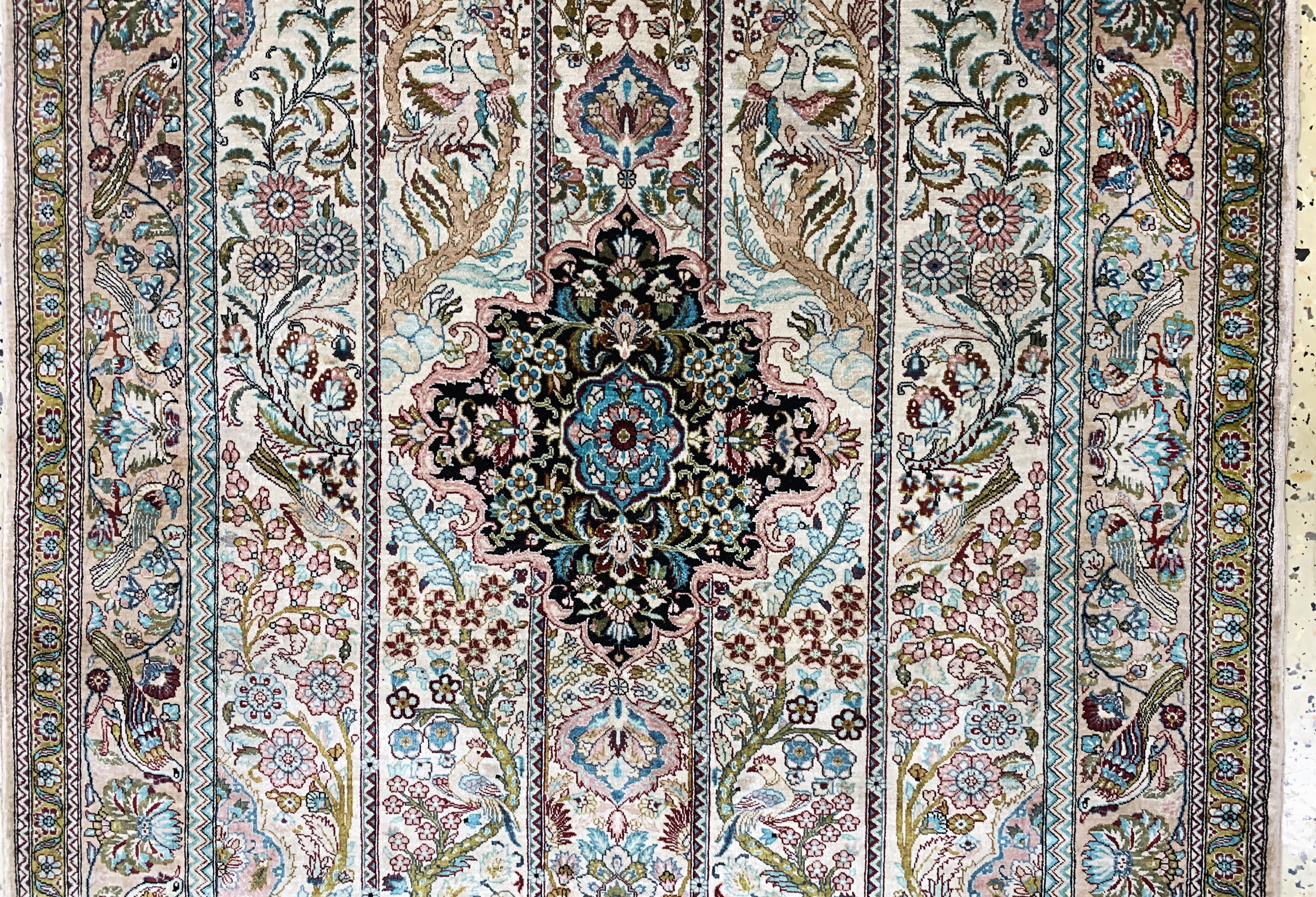 Detail b: Hereke Seide fein, China, Ende 20.Jhd, reine Naturseide, ca. 155 x 95 cm, ca. 1,0 Mio. Kn/qm, EHZ: 1-2