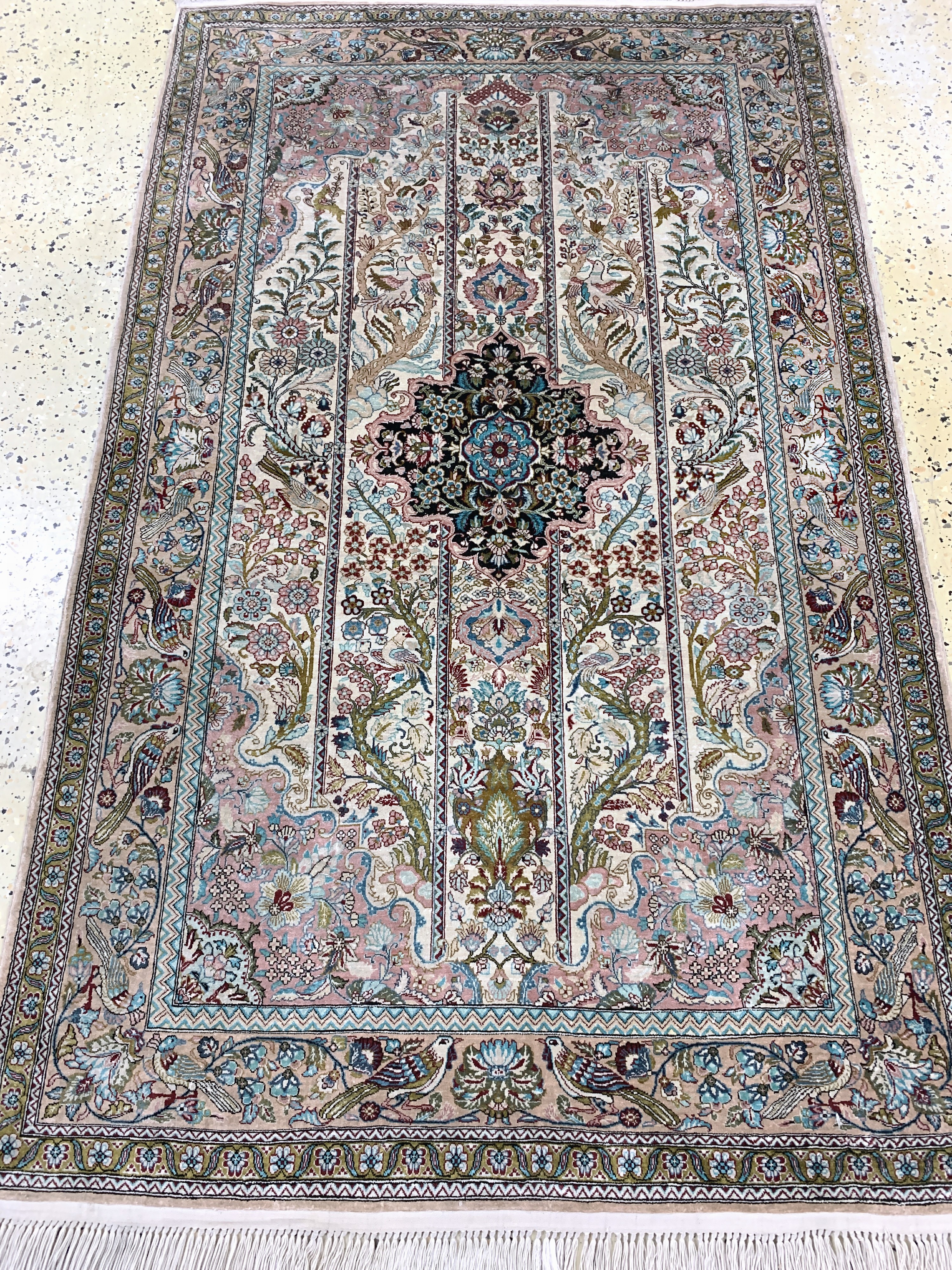 Detail d: Hereke Seide fein, China, Ende 20.Jhd, reine Naturseide, ca. 155 x 95 cm, ca. 1,0 Mio. Kn/qm, EHZ: 1-2