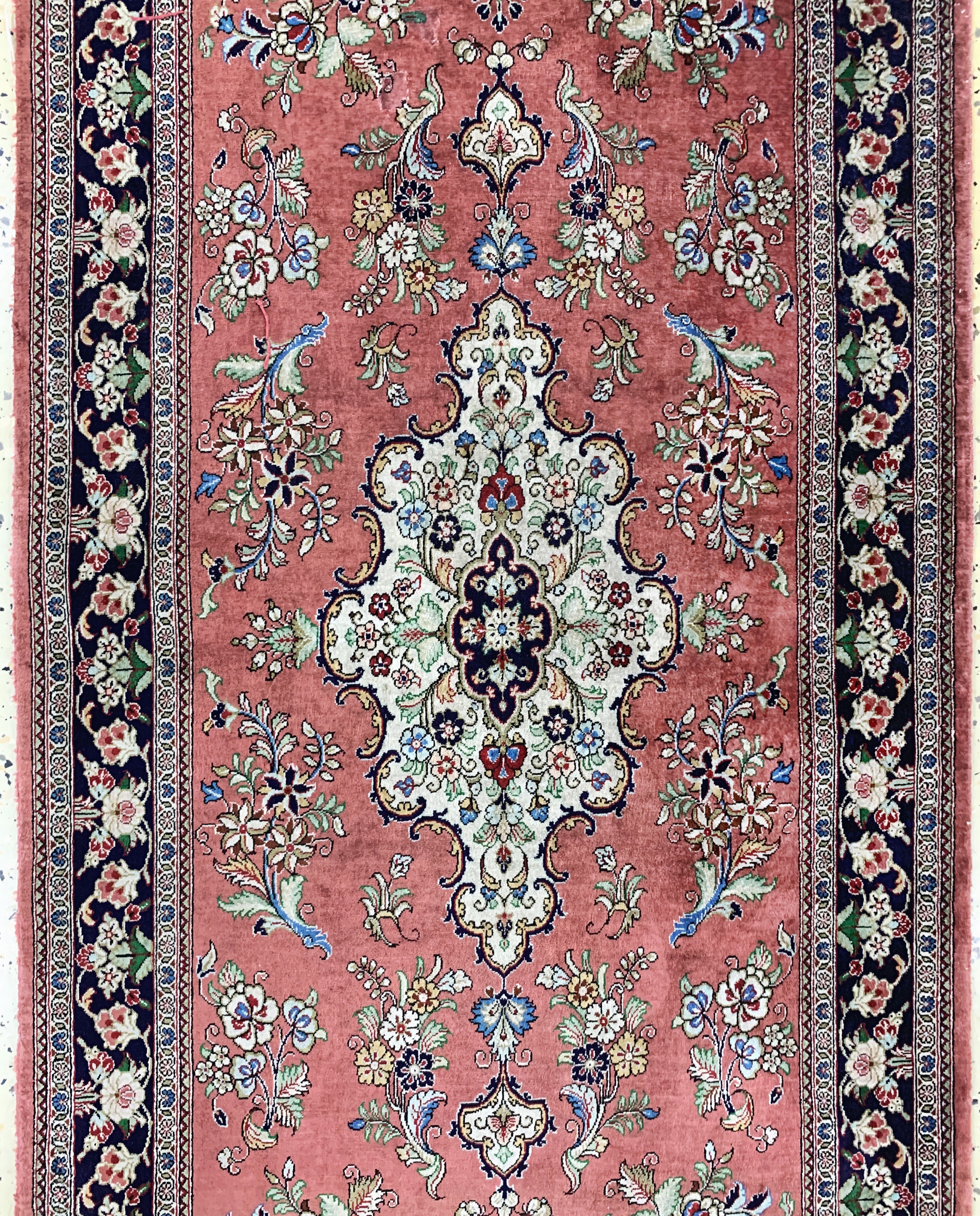 Detail b: Ghom Seide fein, Persien, Ende 20.Jhd, reine Naturseide, ca. 202 x 65 cm, ca. 1,0 Mio. Kn/qm, EHZ: 1-2(zwei kleine Restaurierungen).