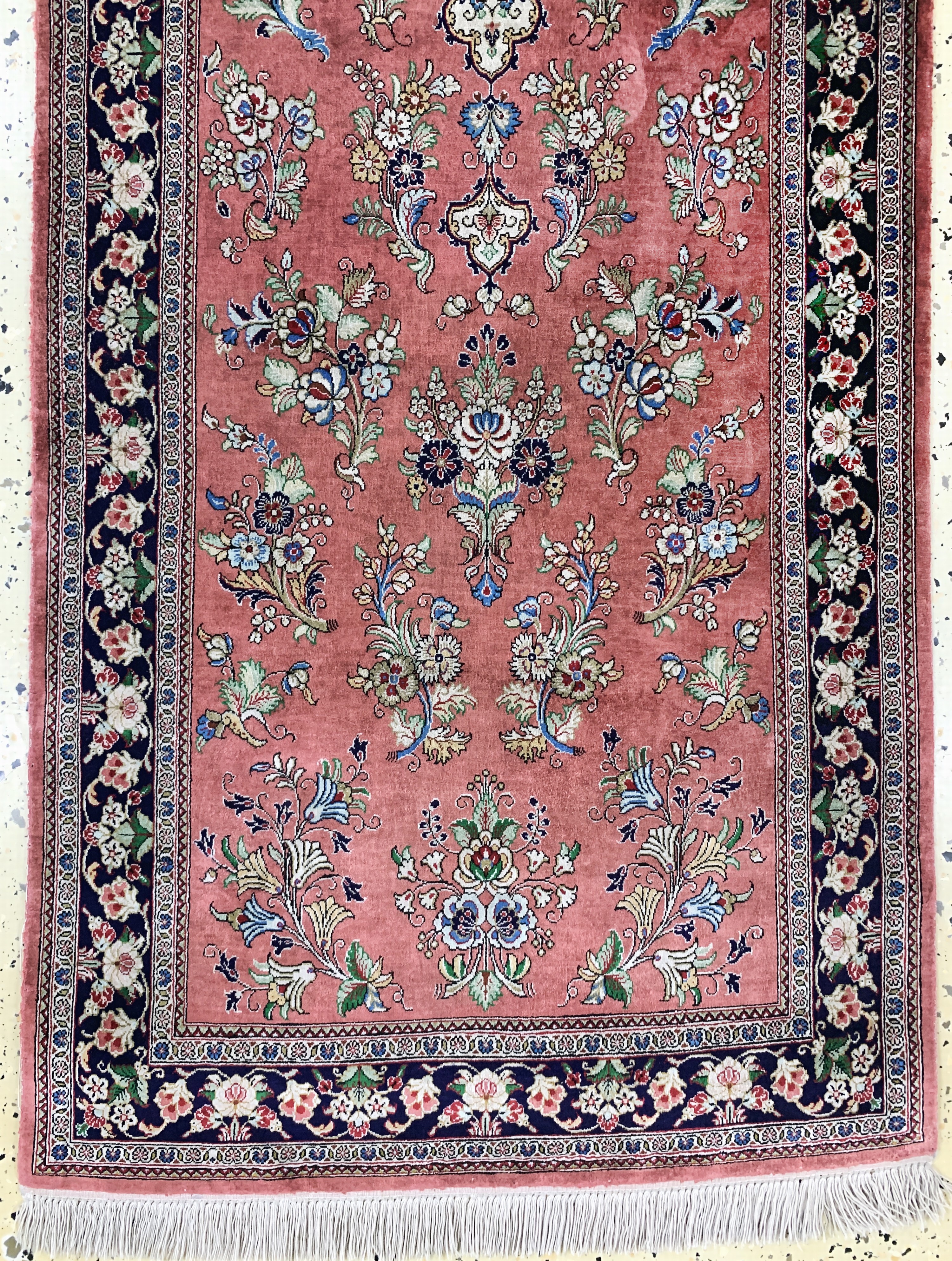 Detail c: Ghom Seide fein, Persien, Ende 20.Jhd, reine Naturseide, ca. 202 x 65 cm, ca. 1,0 Mio. Kn/qm, EHZ: 1-2(zwei kleine Restaurierungen).