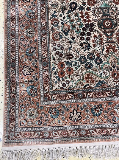 27118867b - Hereke Seide, China, Ende 20.Jhd, reine Naturseide, ca. 185 x 120 cm, EHZ: 2 ...