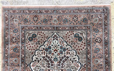 27118867d - Hereke Seide, China, Ende 20.Jhd, reine Naturseide, ca. 185 x 120 cm, EHZ: 2 ...