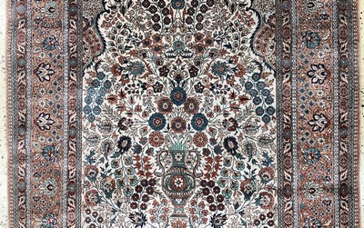27118867e - Hereke Seide, China, Ende 20.Jhd, reine Naturseide, ca. 185 x 120 cm, EHZ: 2 ...
