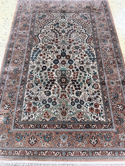 27118867f - Hereke Seide, China, Ende 20.Jhd, reine Naturseide, ca. 185 x 120 cm, EHZ: 2 ...