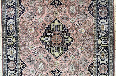 27118869d - Ghom Seide, Persien, Mitte 20.Jhd, reine Naturseide, ca. 210 x 140 cm, EHZ: 2 ...