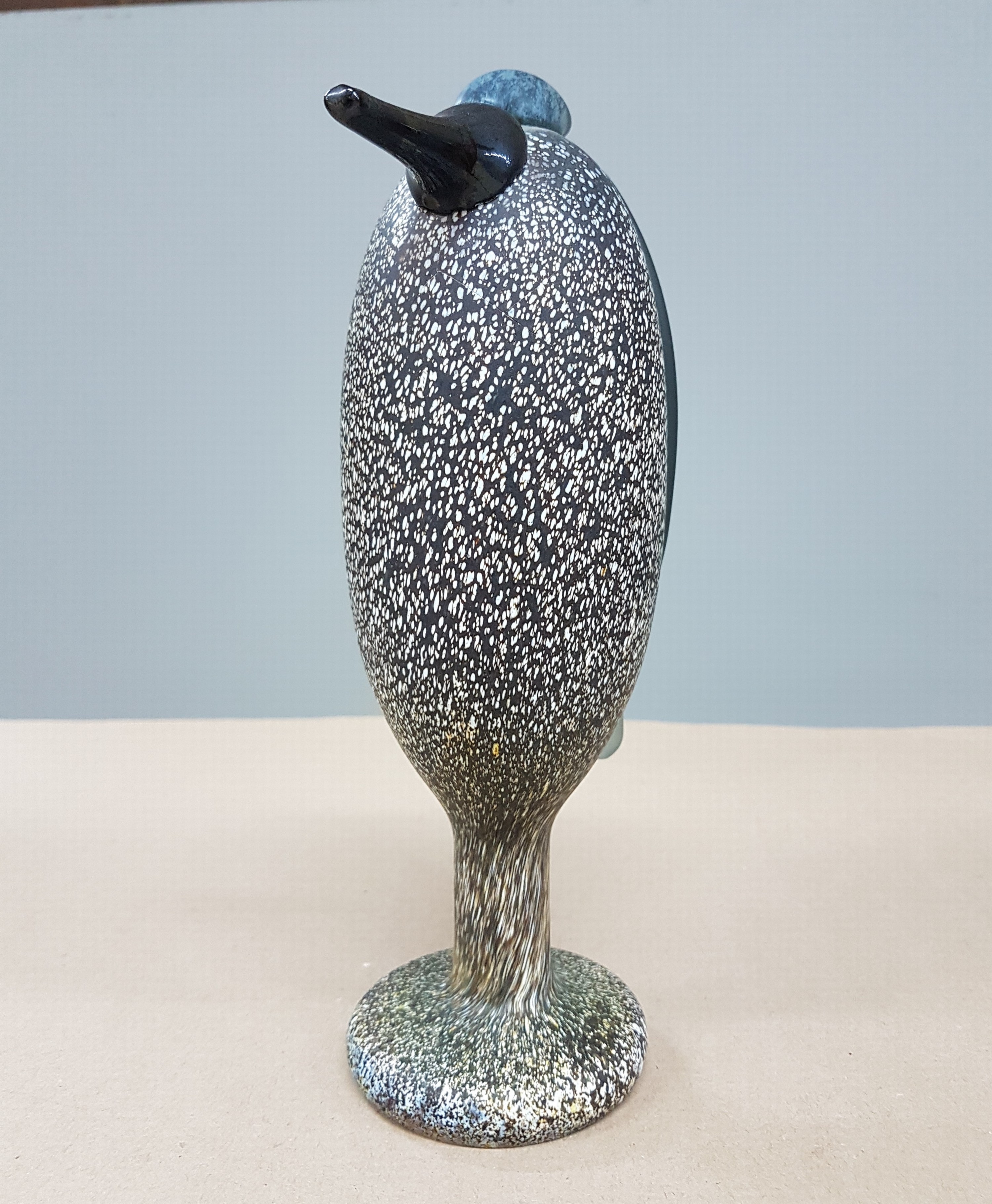 Detail a: 2 Glasskulpturen, Oiva Tiokka (1931-2019) für Iitalla, mundgeblasen mit steifigen bzw. fleckigen Einschmelzungen, beide signiert, H. ca. 22 bzw. 18cm