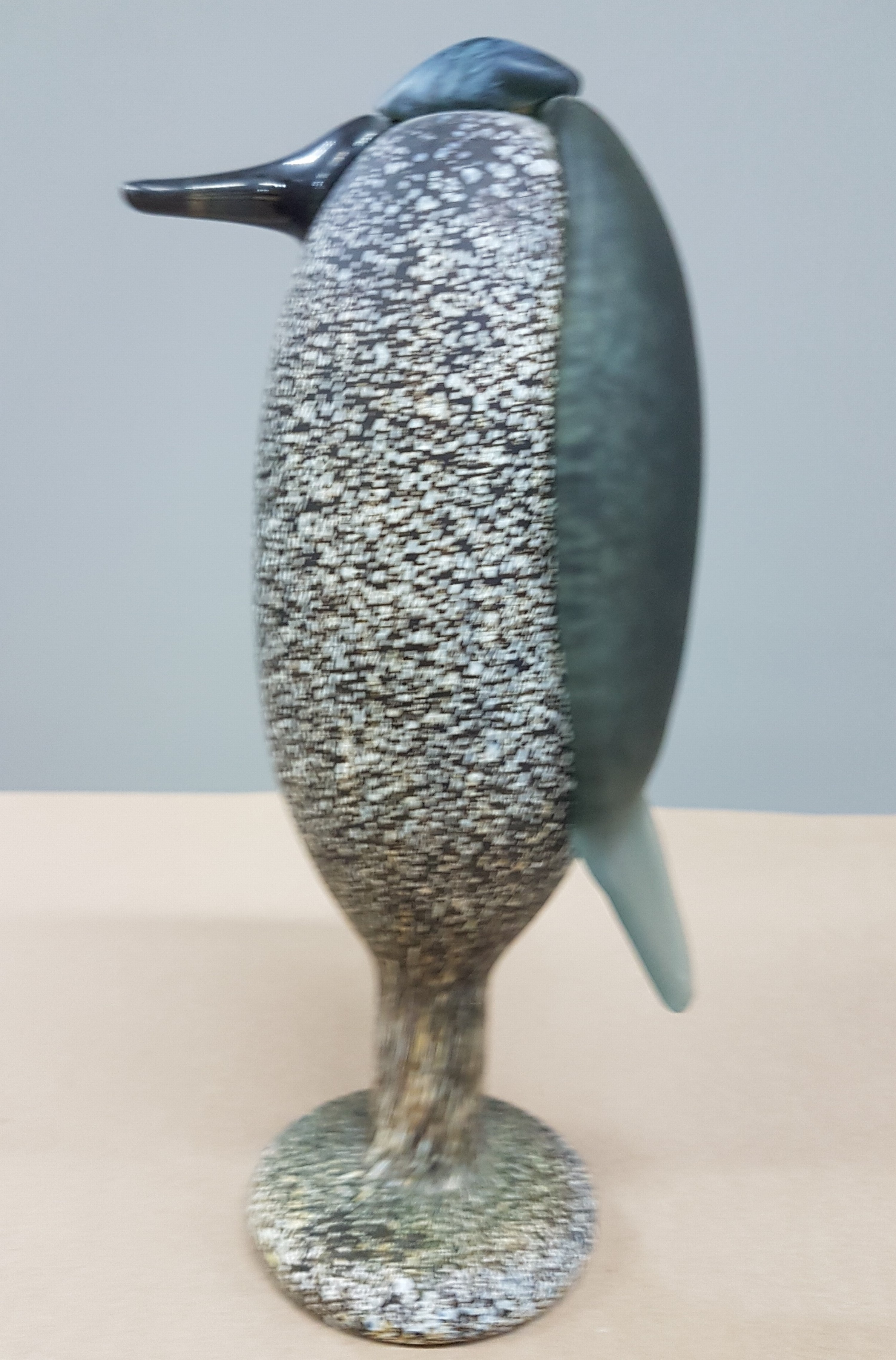 Detail d: 2 Glasskulpturen, Oiva Tiokka (1931-2019) für Iitalla, mundgeblasen mit steifigen bzw. fleckigen Einschmelzungen, beide signiert, H. ca. 22 bzw. 18cm