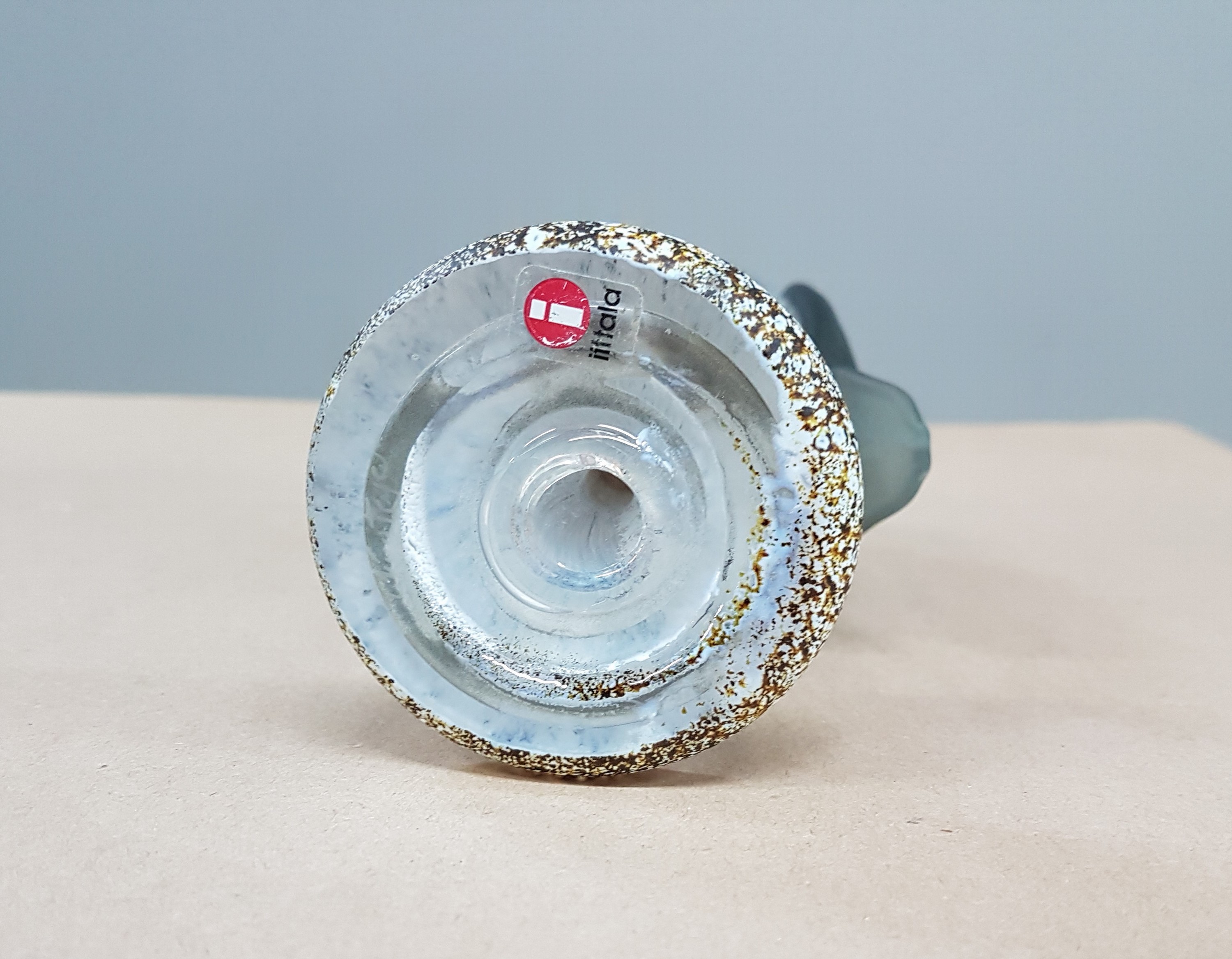 Detail e: 2 Glasskulpturen, Oiva Tiokka (1931-2019) für Iitalla, mundgeblasen mit steifigen bzw. fleckigen Einschmelzungen, beide signiert, H. ca. 22 bzw. 18cm