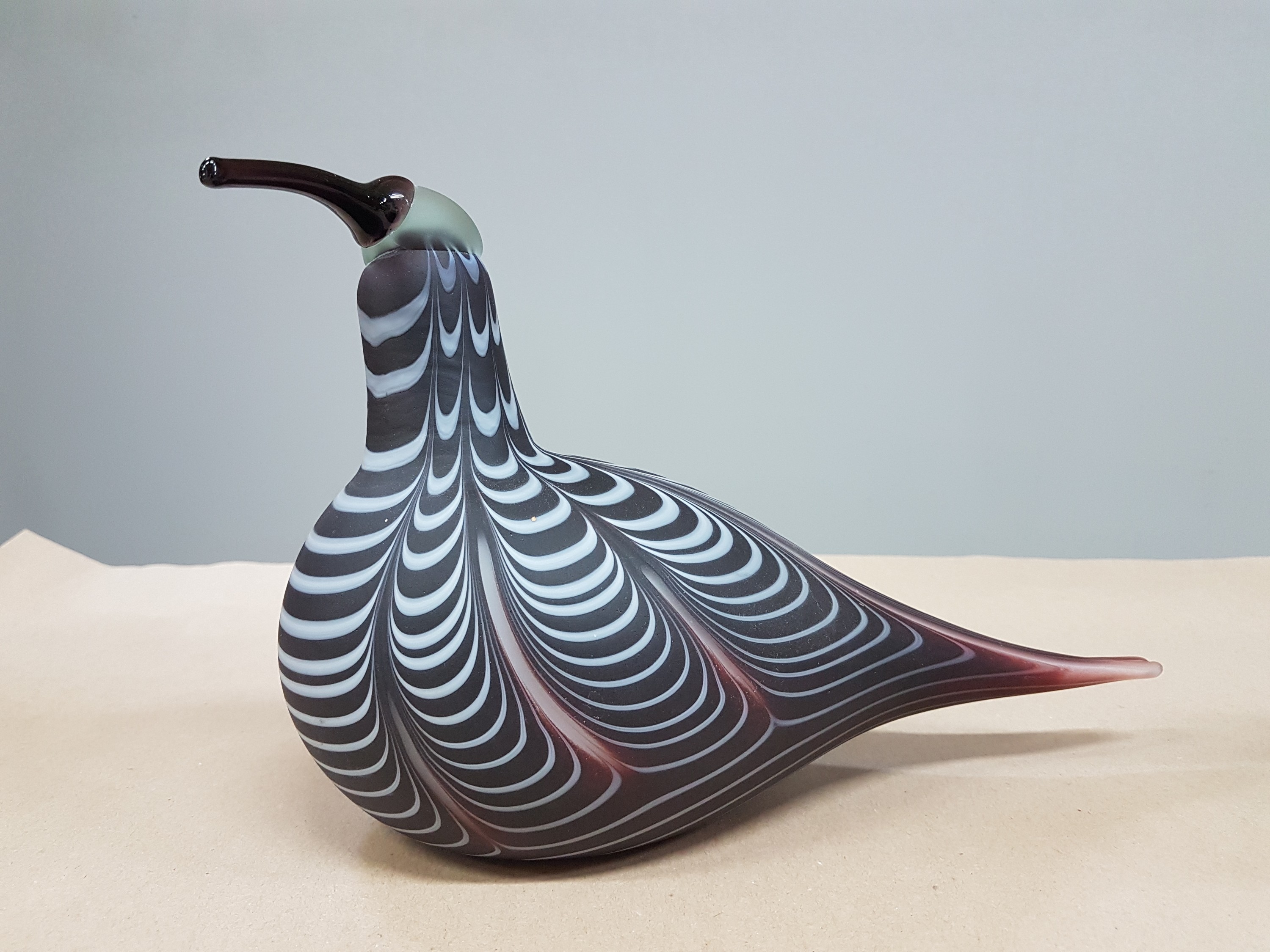 Detail f: 2 Glasskulpturen, Oiva Tiokka (1931-2019) für Iitalla, mundgeblasen mit steifigen bzw. fleckigen Einschmelzungen, beide signiert, H. ca. 22 bzw. 18cm