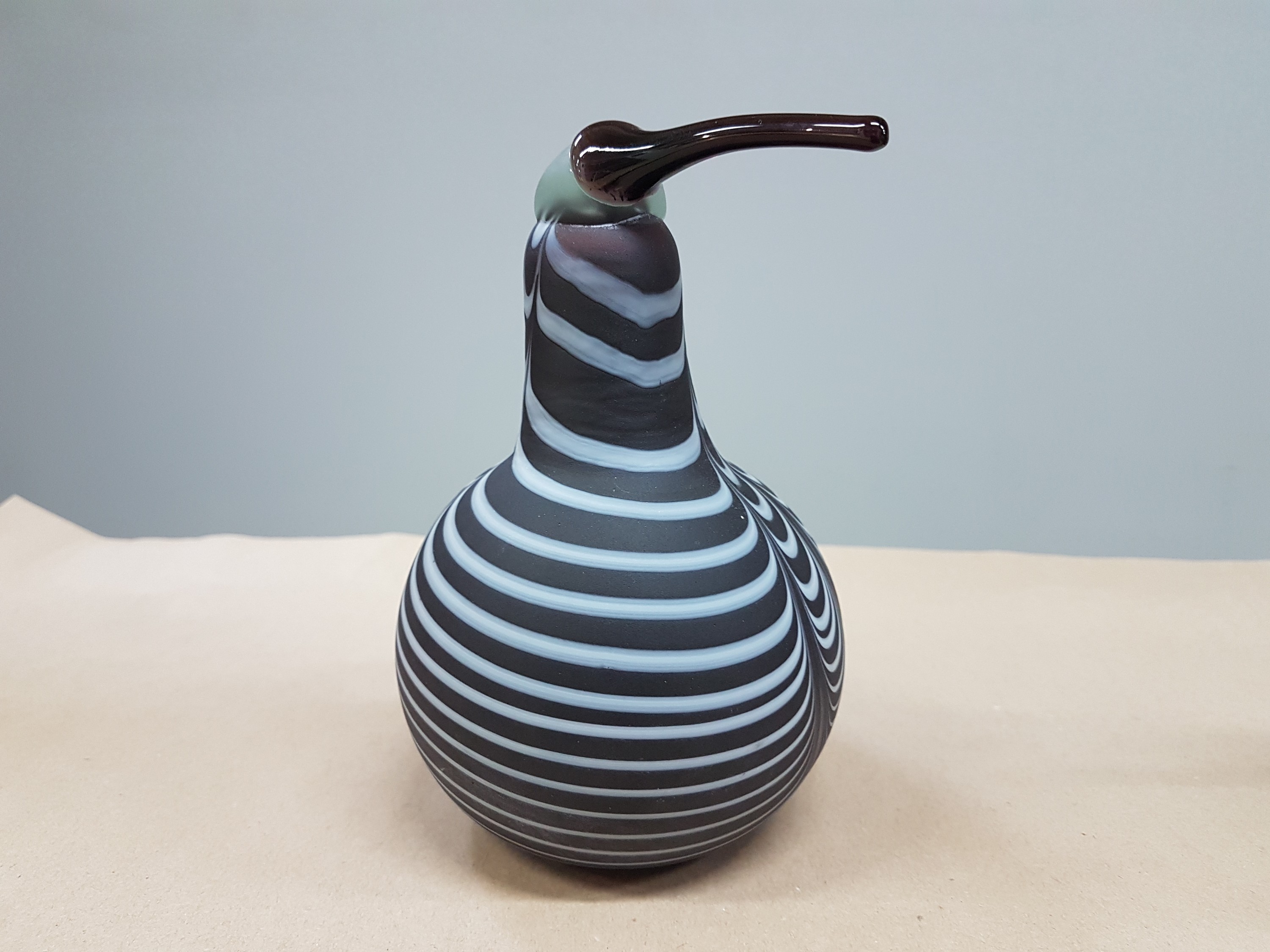 Detail g: 2 Glasskulpturen, Oiva Tiokka (1931-2019) für Iitalla, mundgeblasen mit steifigen bzw. fleckigen Einschmelzungen, beide signiert, H. ca. 22 bzw. 18cm