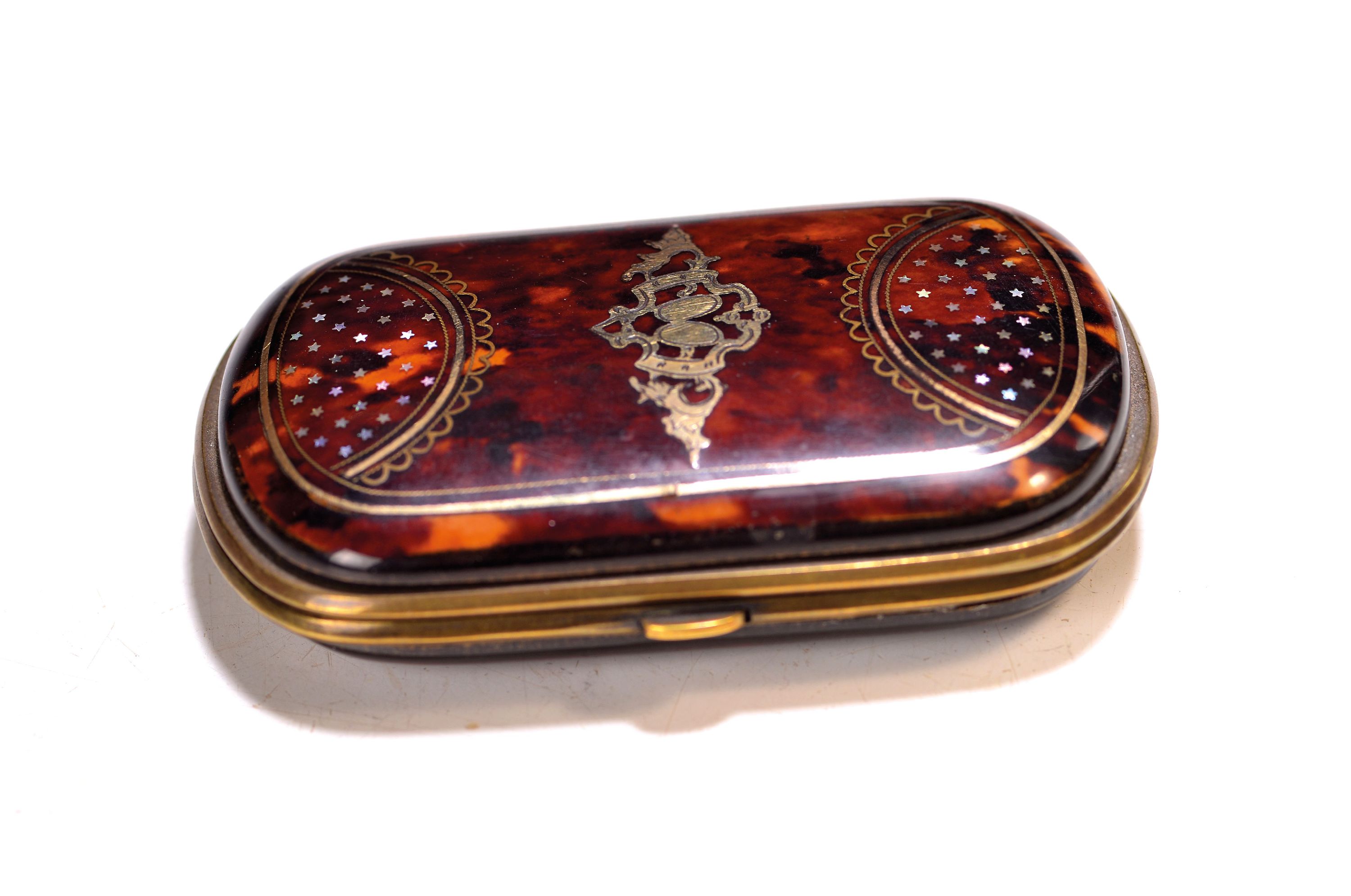 Image 27118975 - Deckeldose bzw. kleines Etui, Frankreich, um 1870, SChildpatt mit Perlmutt- und ...