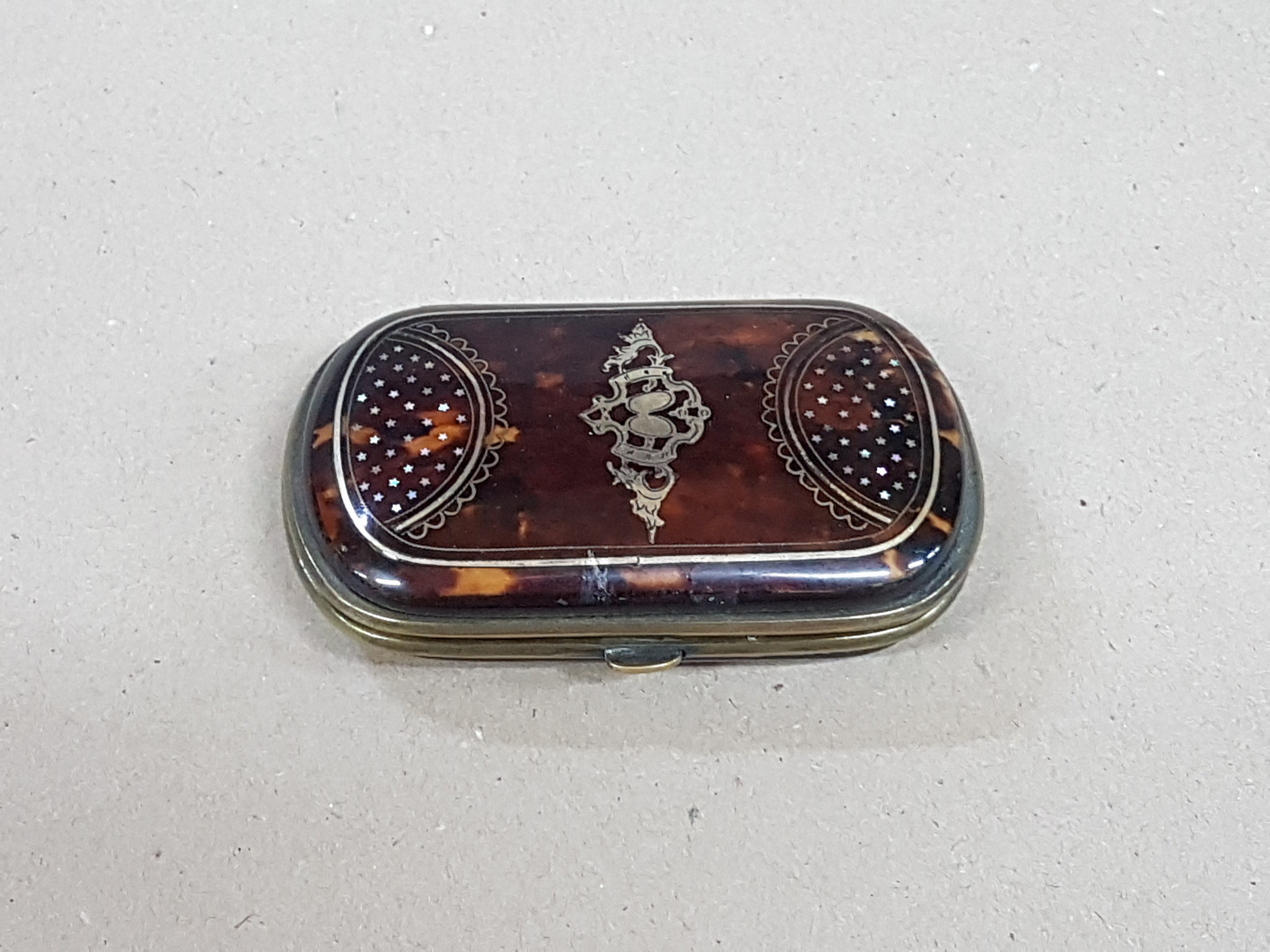 Detail a: Deckeldose bzw. kleines Etui, Frankreich, um 1870, Schildpatt mit Perlmutt- und Goldpiqué, Messingmonturen, innen mit violettem Stoff ausgeschlagen, ...