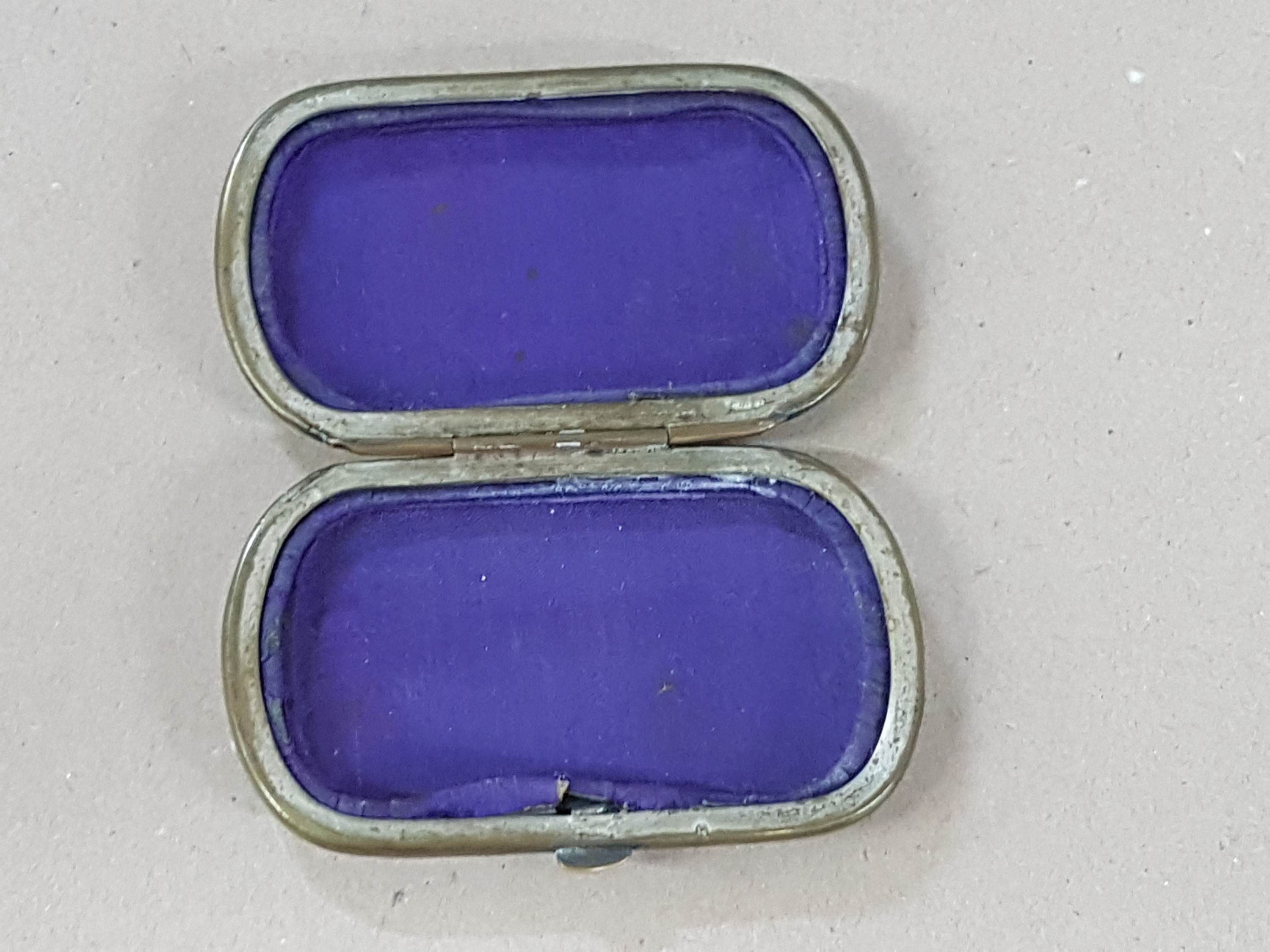 Detail c: Deckeldose bzw. kleines Etui, Frankreich, um 1870, Schildpatt mit Perlmutt- und Goldpiqué, Messingmonturen, innen mit violettem Stoff ausgeschlagen, ...